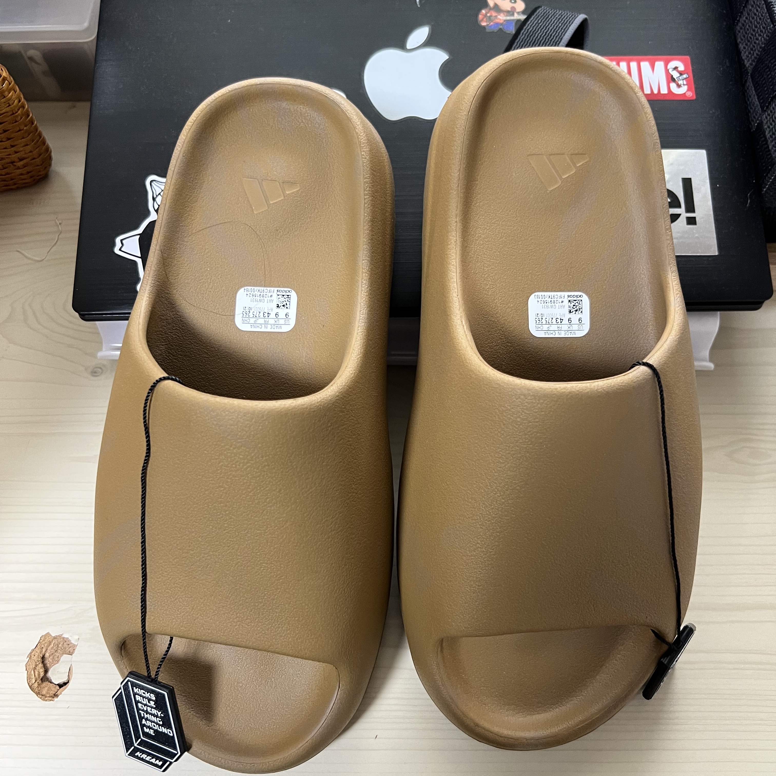 Adidas Yeezy Slide Ochre 착용 스타일