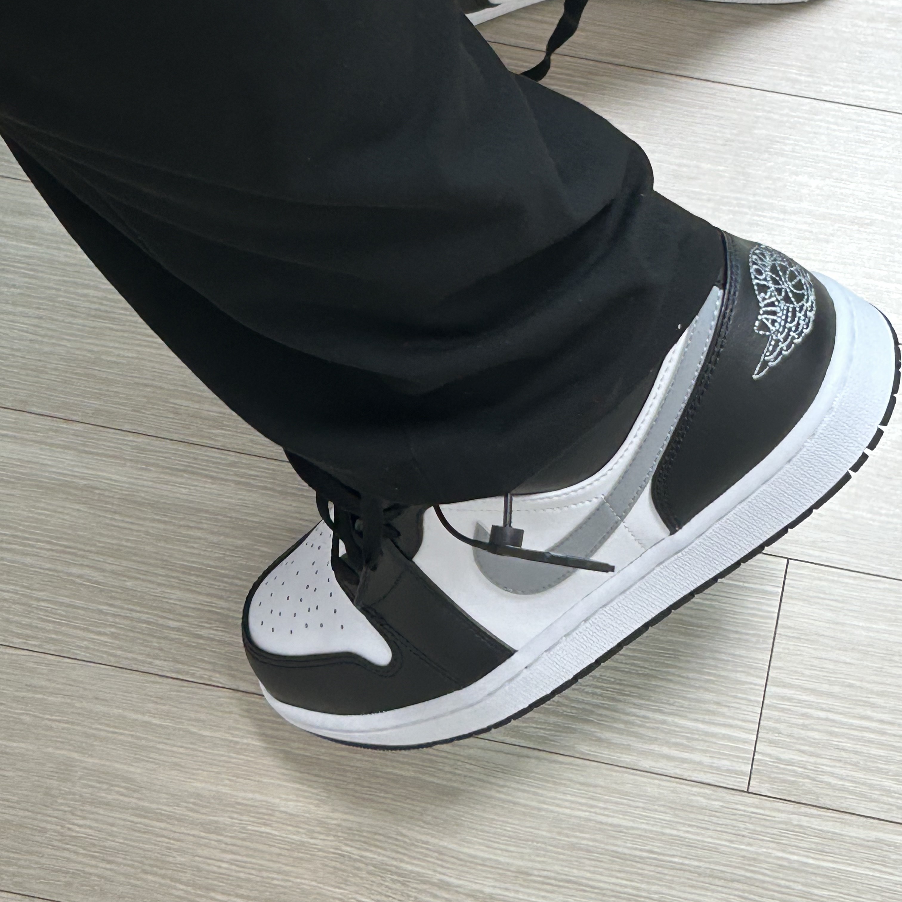Jordan 1 Low Black Particle Grey 착용 스타일