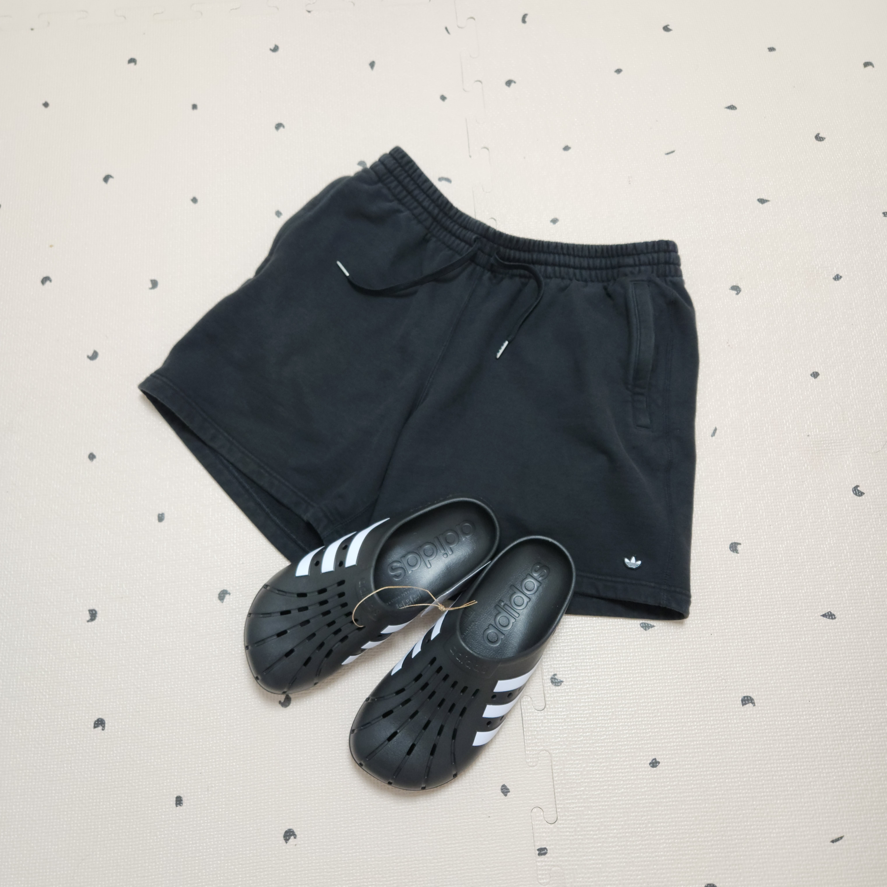 Adidas Adilette Clog Black White 착용 스타일 - 3
