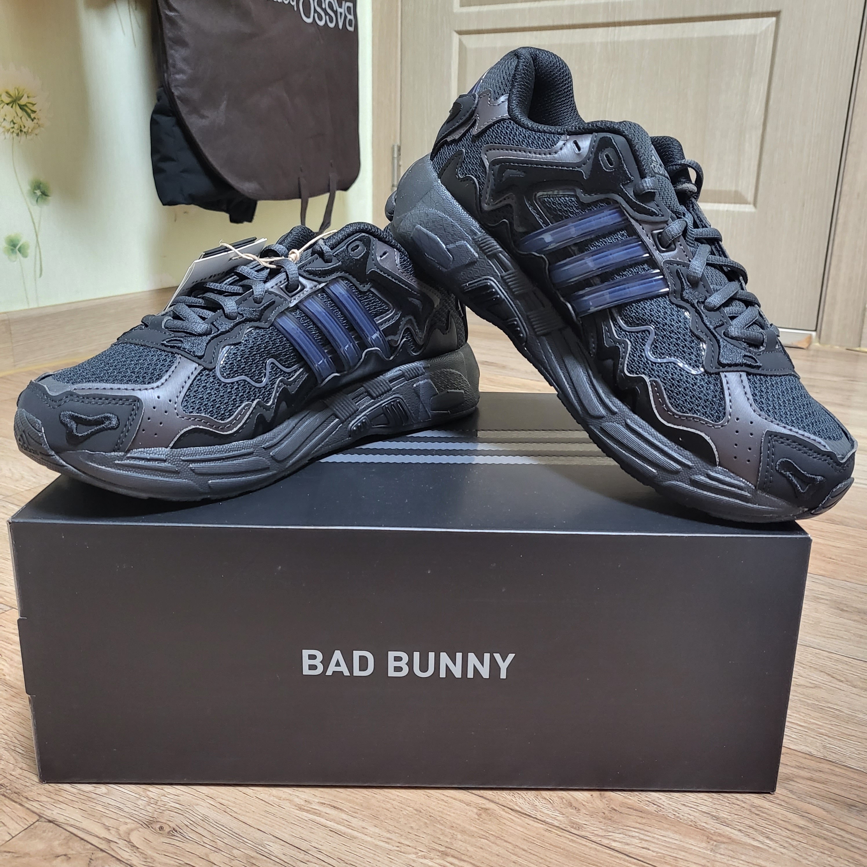 Adidas x Bad Bunny Response CL Core Black 착용 스타일 - 2