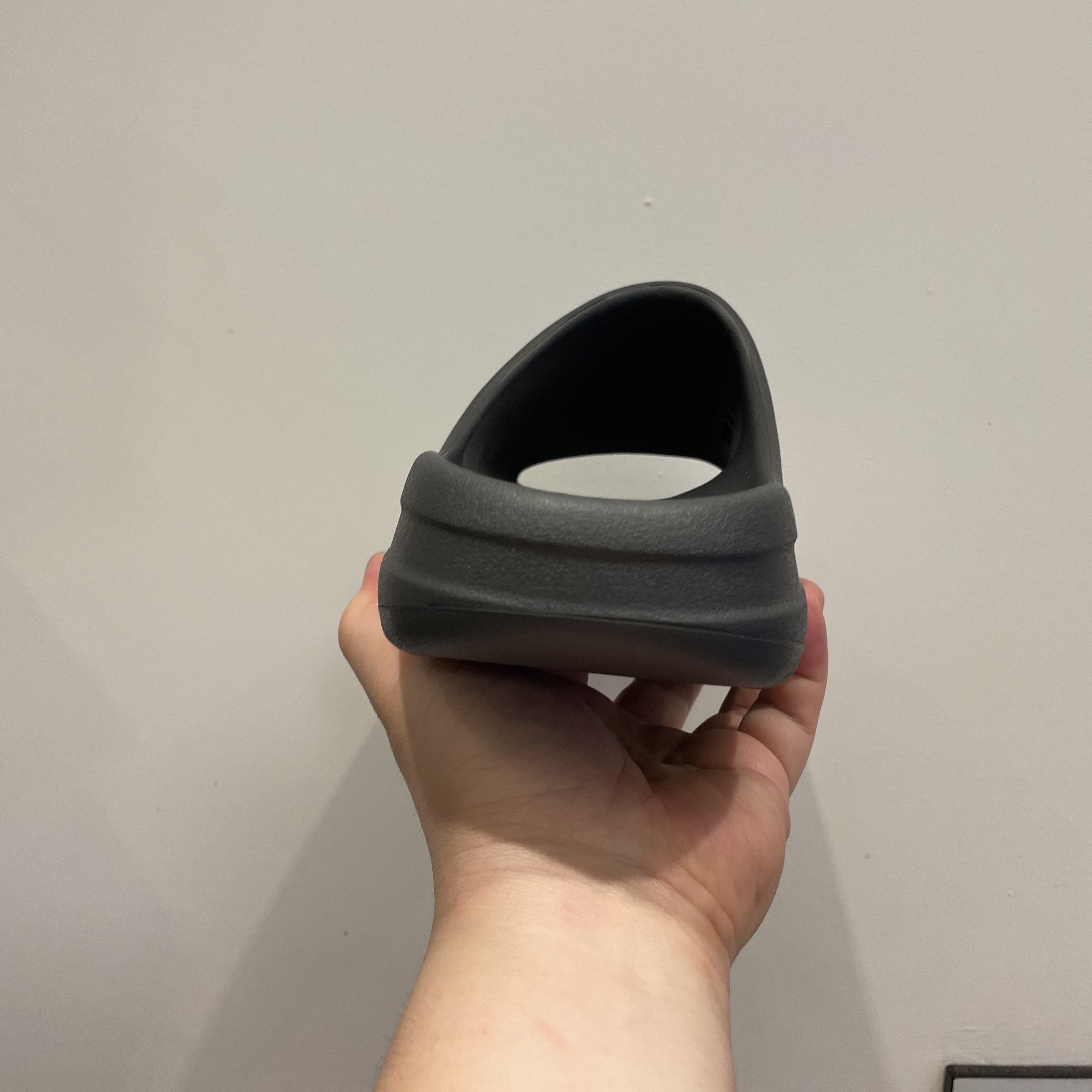 Adidas Yeezy Slide Onyx 착용 스타일 - 5