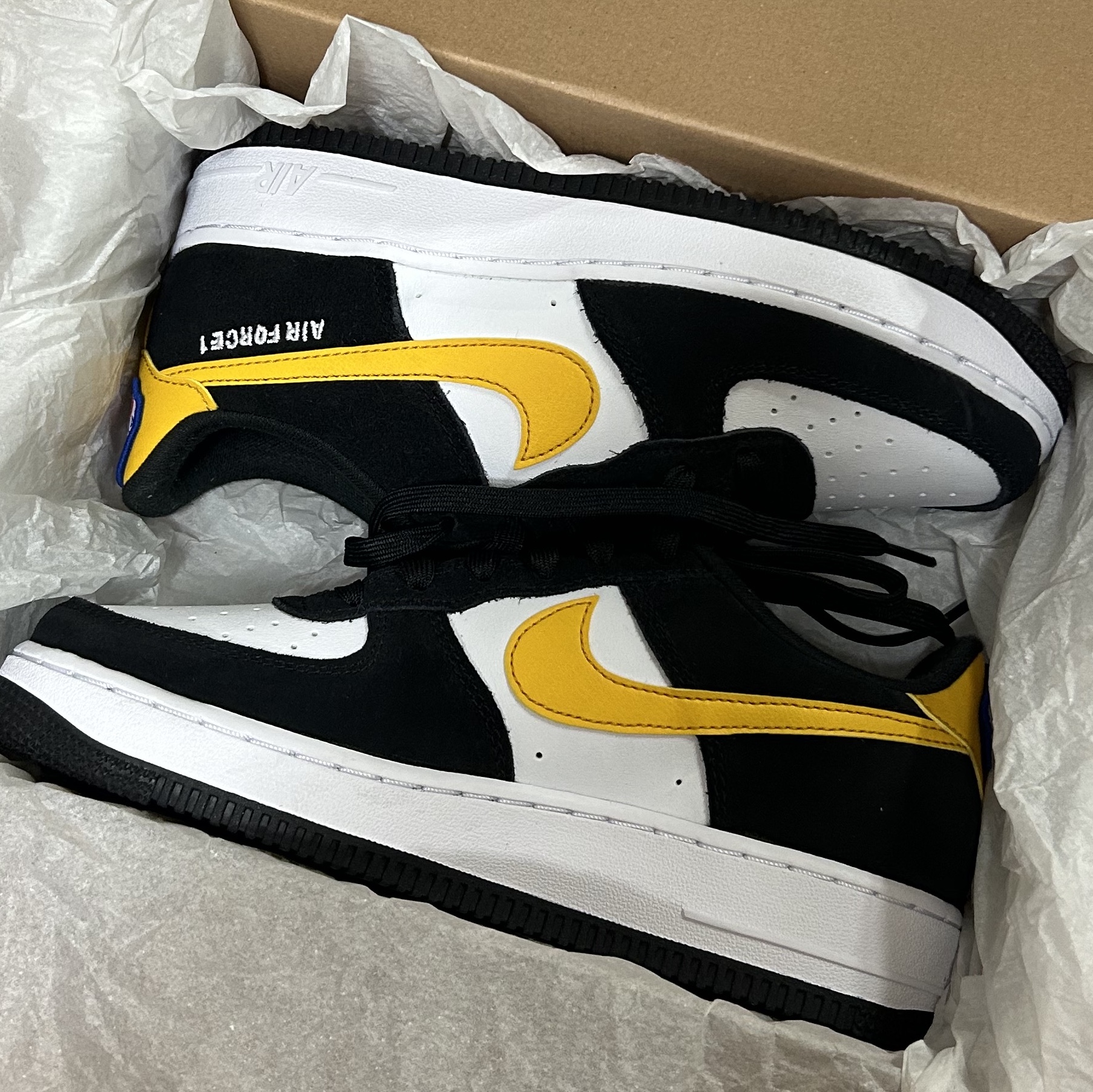 (GS) Nike Air Force 1 LV8 Athletic Club Black Dark Sulfur 착용 스타일