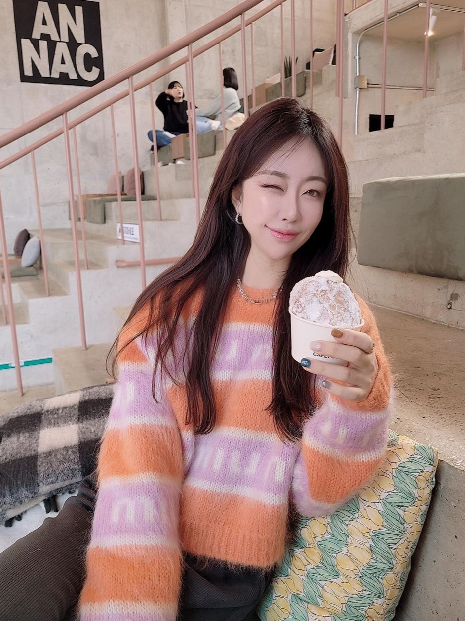 (W) Miu Miu Crewneck Mohair Sweater Orange 착용 스타일