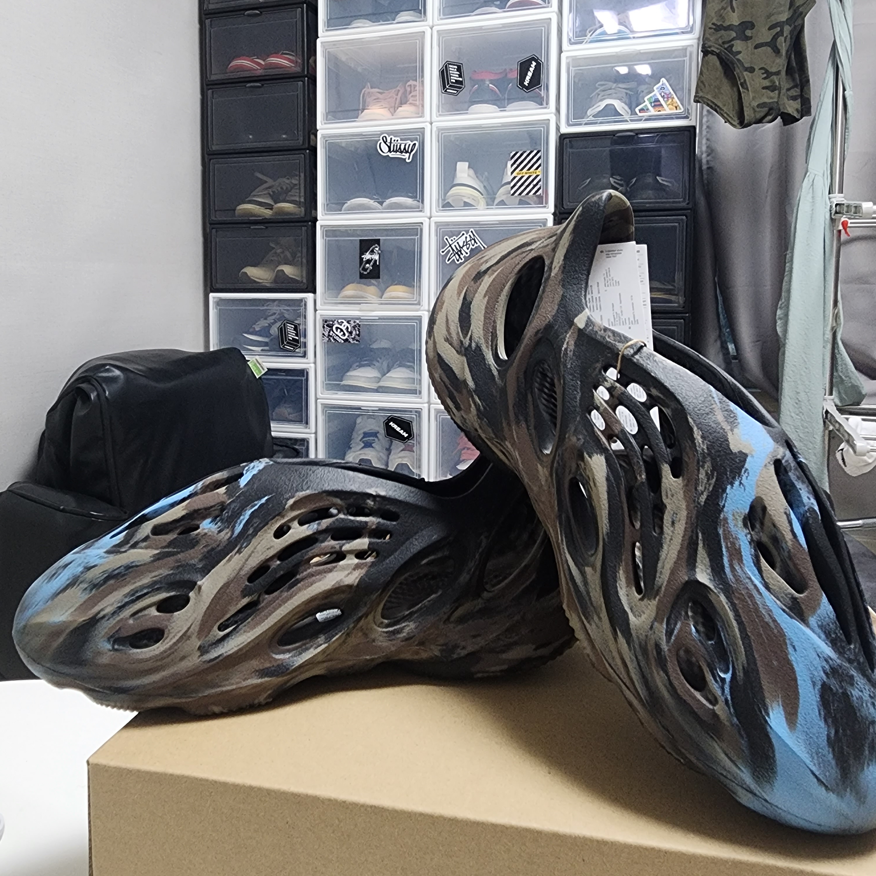 Adidas Yeezy Foam RNNR MX Cinder 착용 스타일 - 4