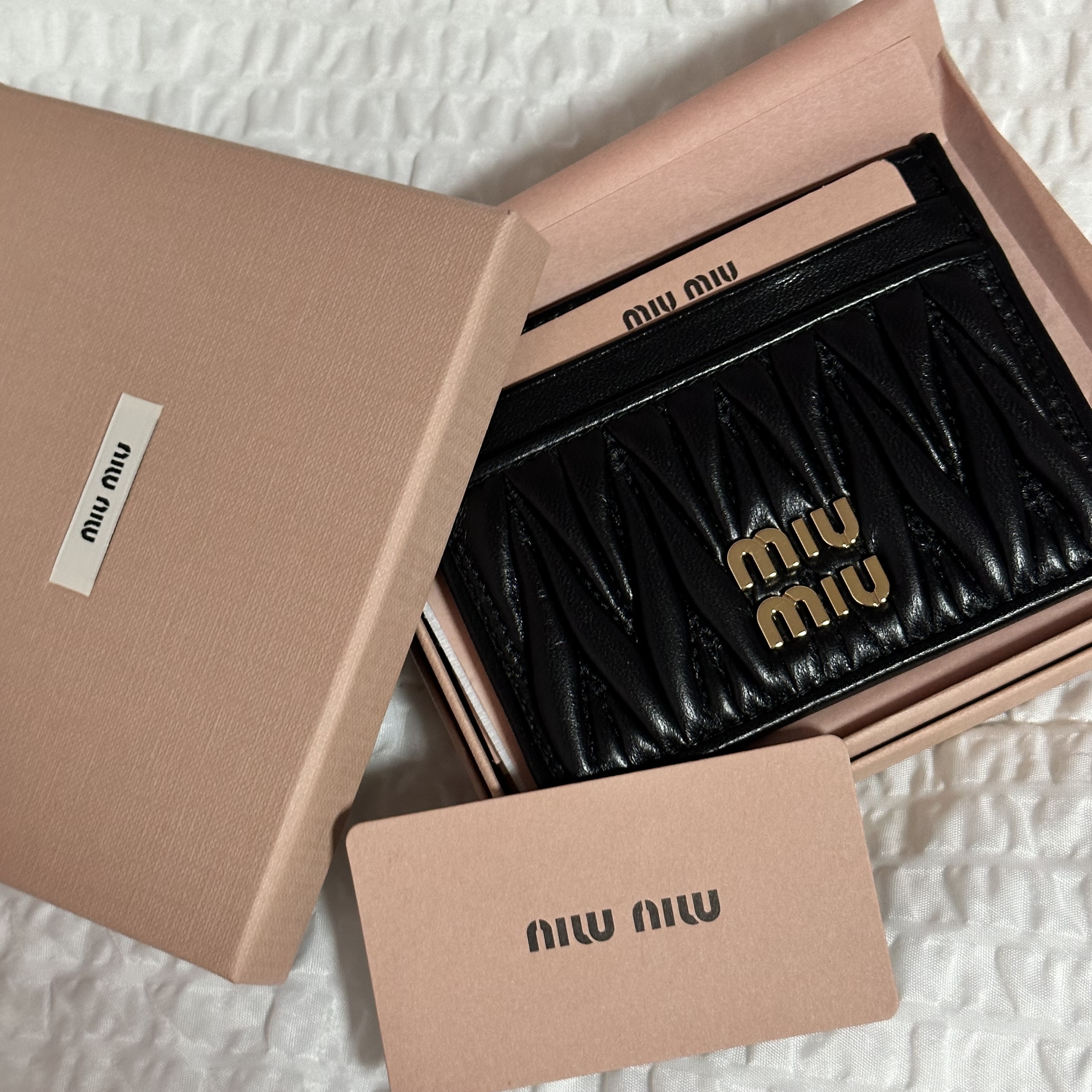 Miu Miu Matelasse Nappa Leather Card Holder Black 착용 스타일