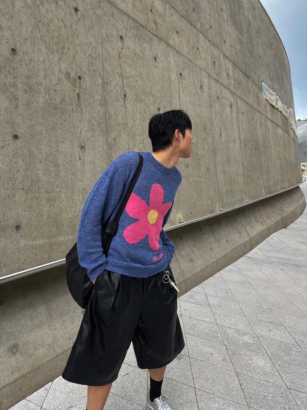The Museum Visitor Flower Jacquard Summer Knit Blue 착용 스타일