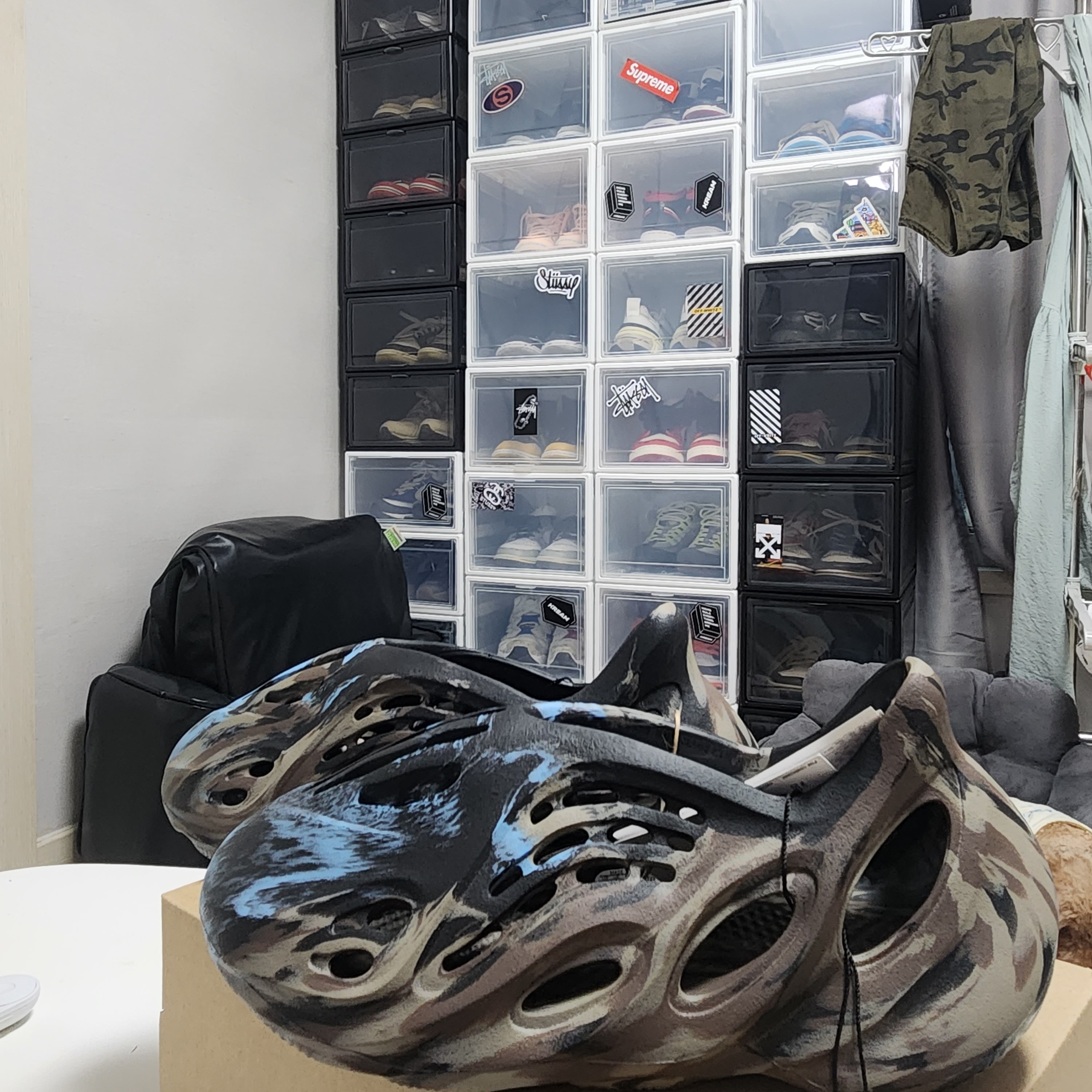 Adidas Yeezy Foam RNNR MX Cinder 착용 스타일 - 3