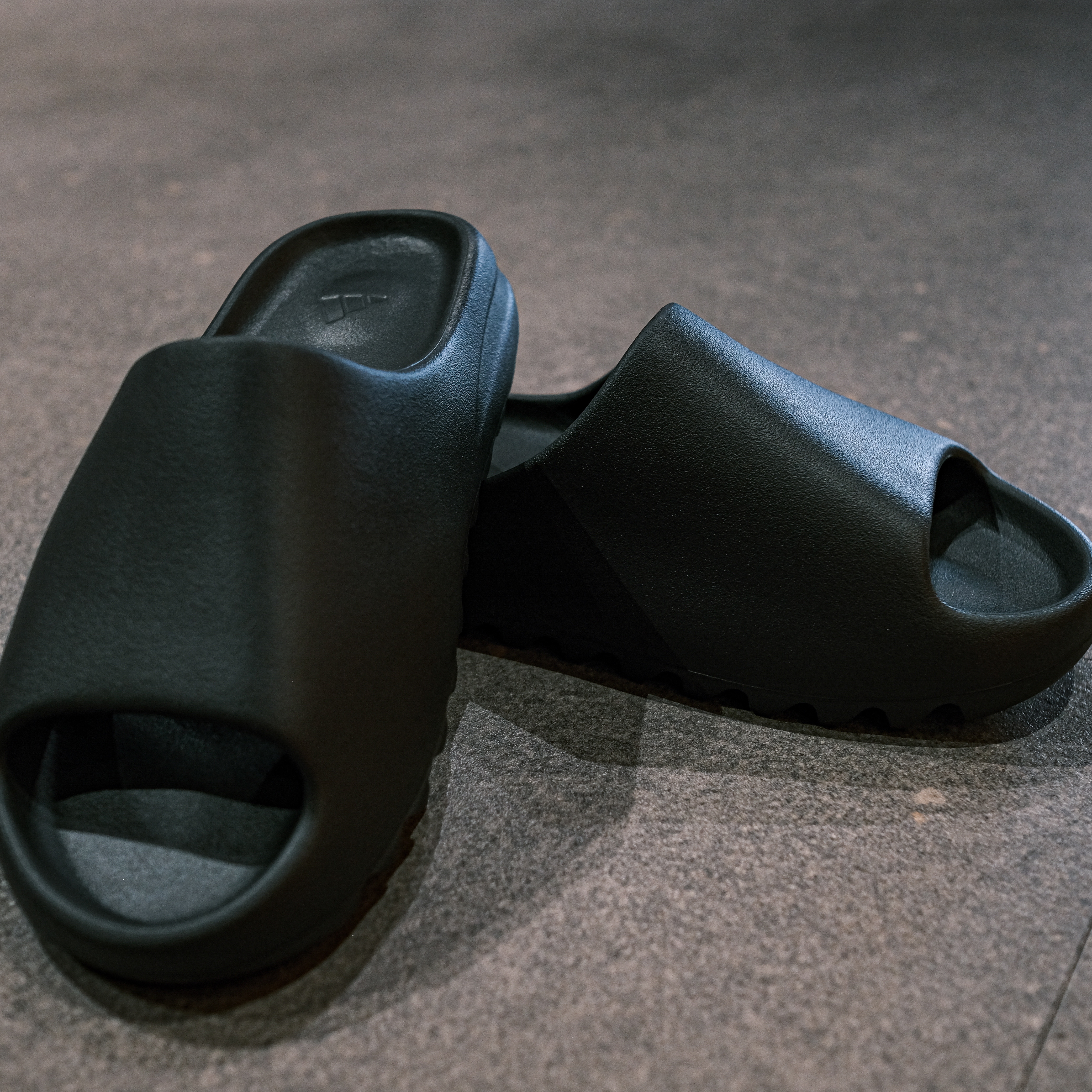 Adidas Yeezy Slide Onyx 착용 스타일 - 1