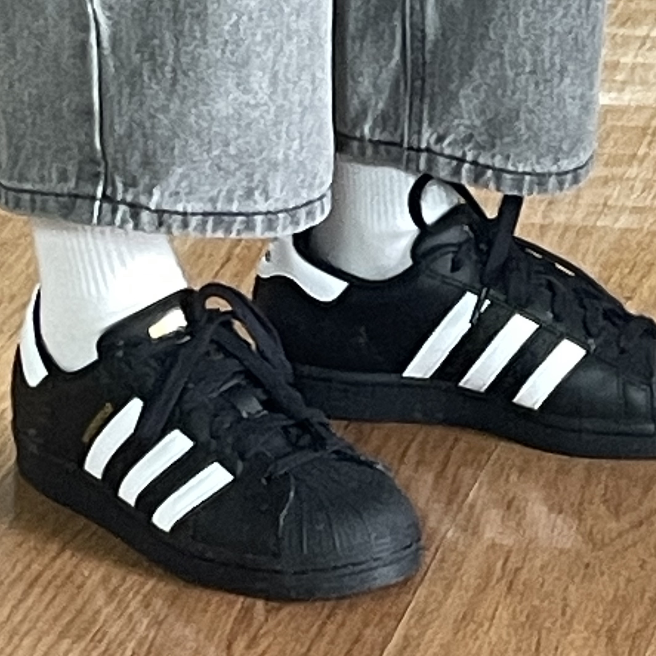 Adidas Superstar Core Black White 착용 스타일