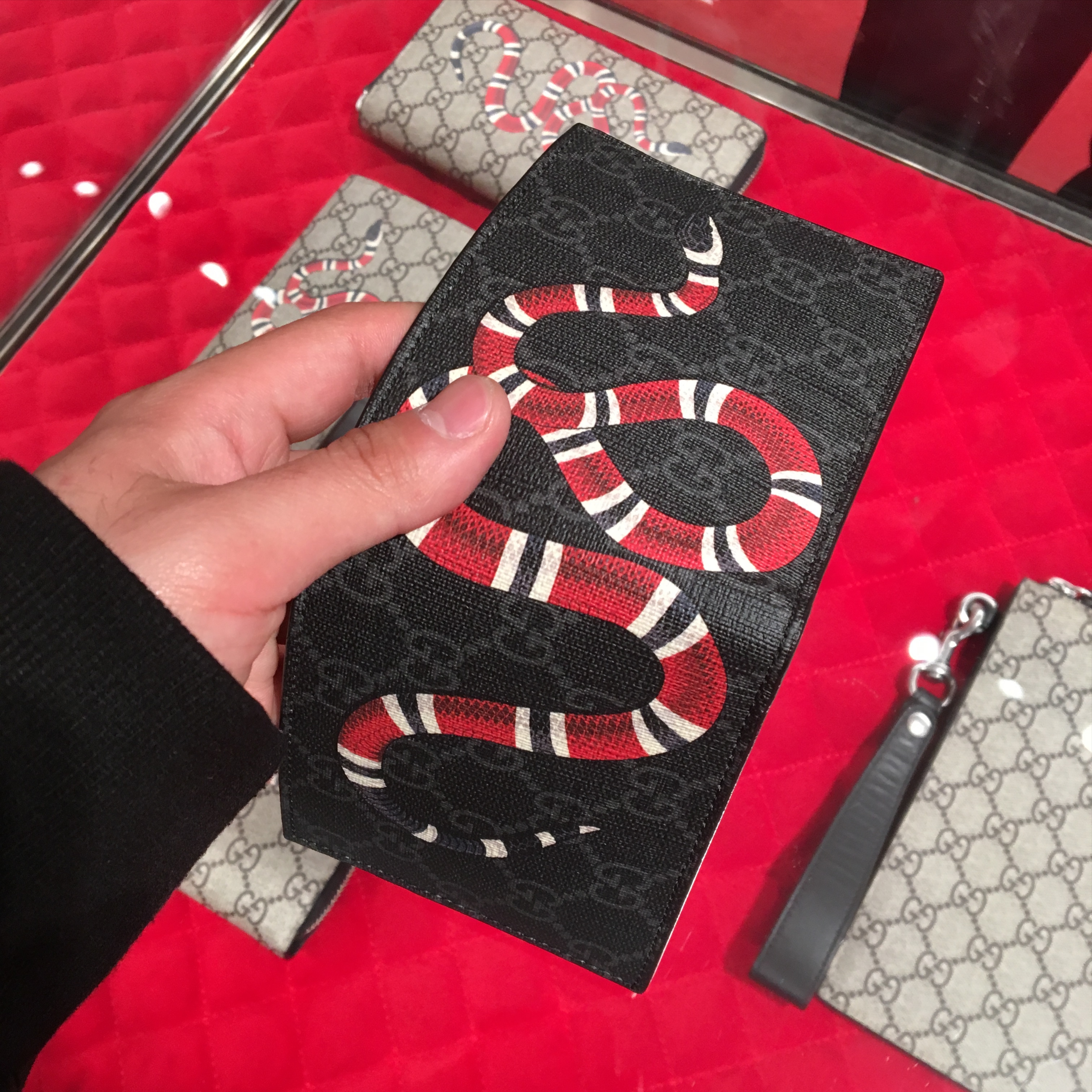 Gucci Kingsnake Print GG Supreme Wallet Black 착용 스타일