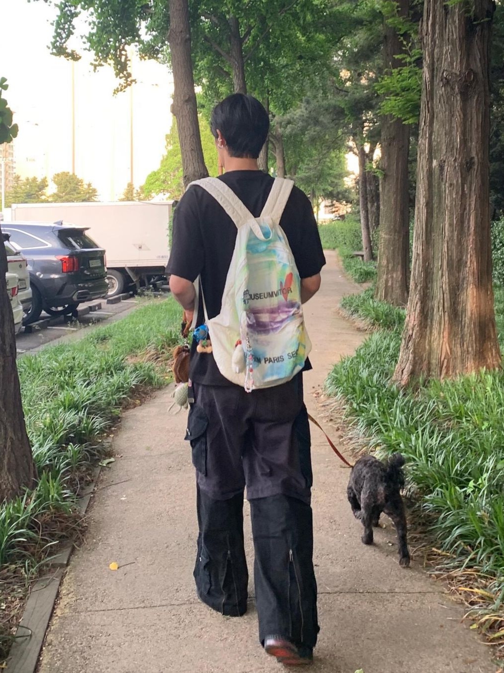 The Museum Visitor Multi Sprayed Backpack 2.0, The Museum Visitor Rabbit Printed T-Shirt Black - 23PS 착용 스타일 - 1