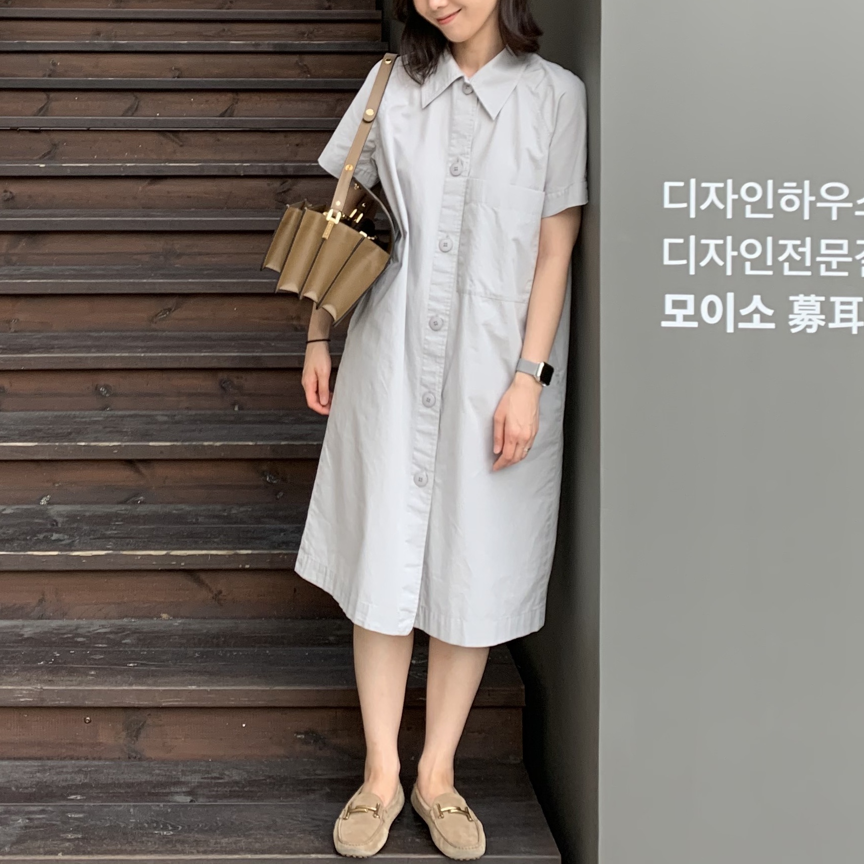 Marni Saffiano Medium Trunk Bag Cigar, Apple Watch SE 40mm GPS Silver Aluminum Case with Sport Band White (Korean Ver.) 착용 스타일 - 1