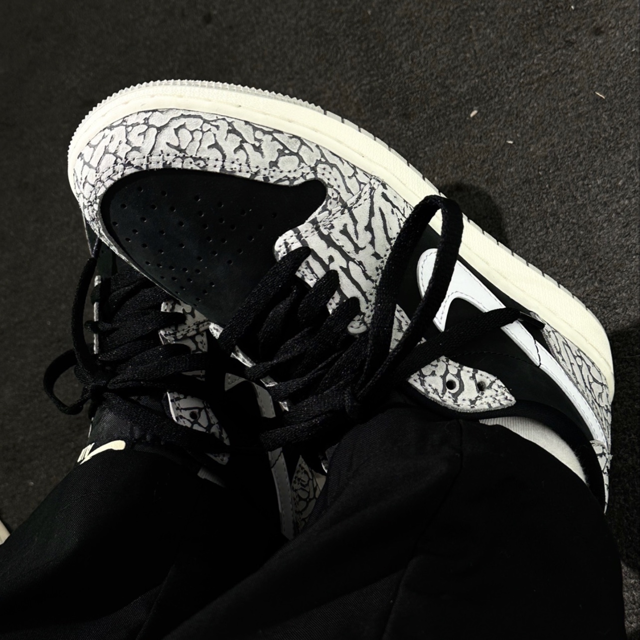 (W) Jordan 1 Retro Low OG Black Cement 착용 스타일 - 1