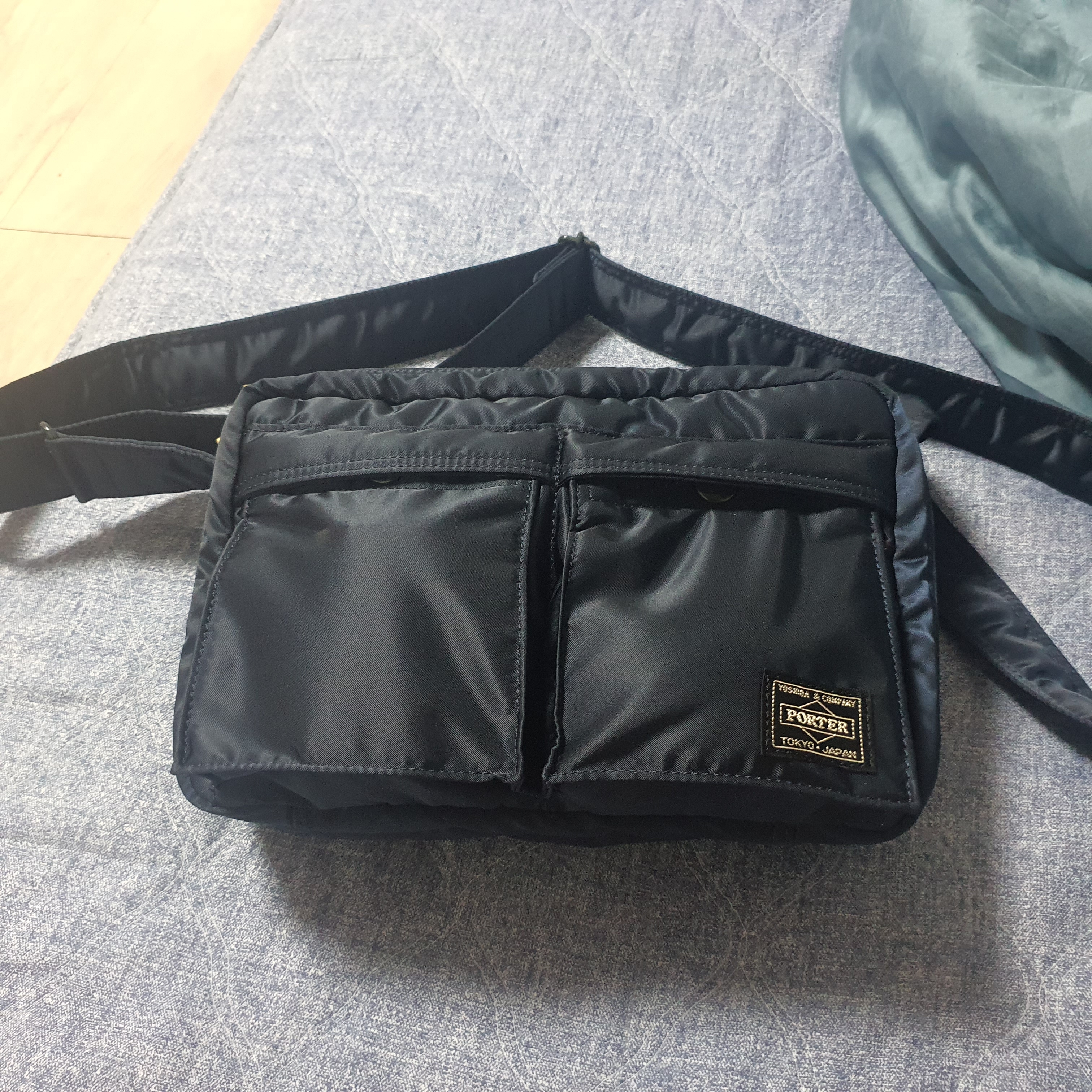 Porter Tanker Shoulder Bag S Iron Blue 착용 스타일