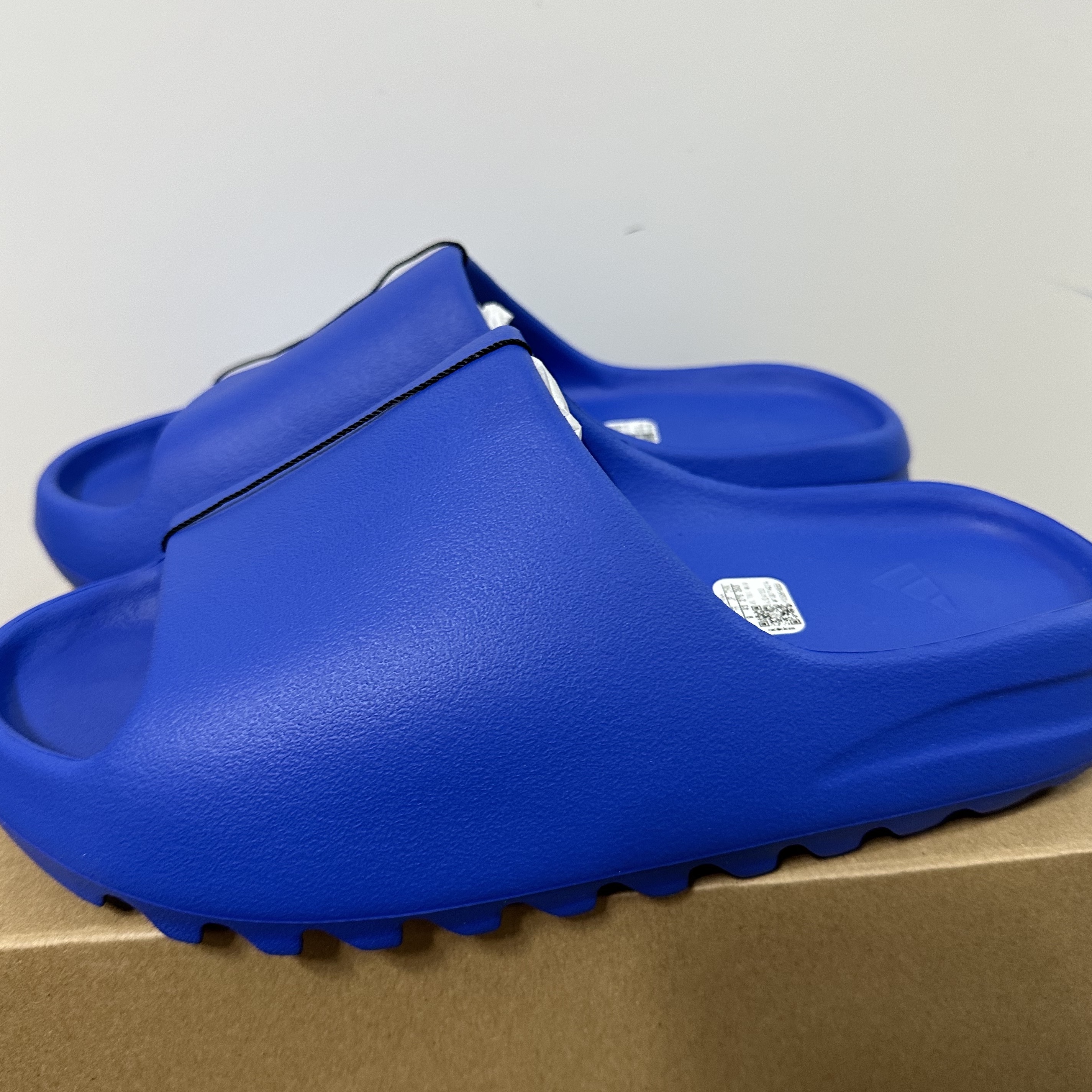 Adidas Yeezy Slide Azure 착용 스타일