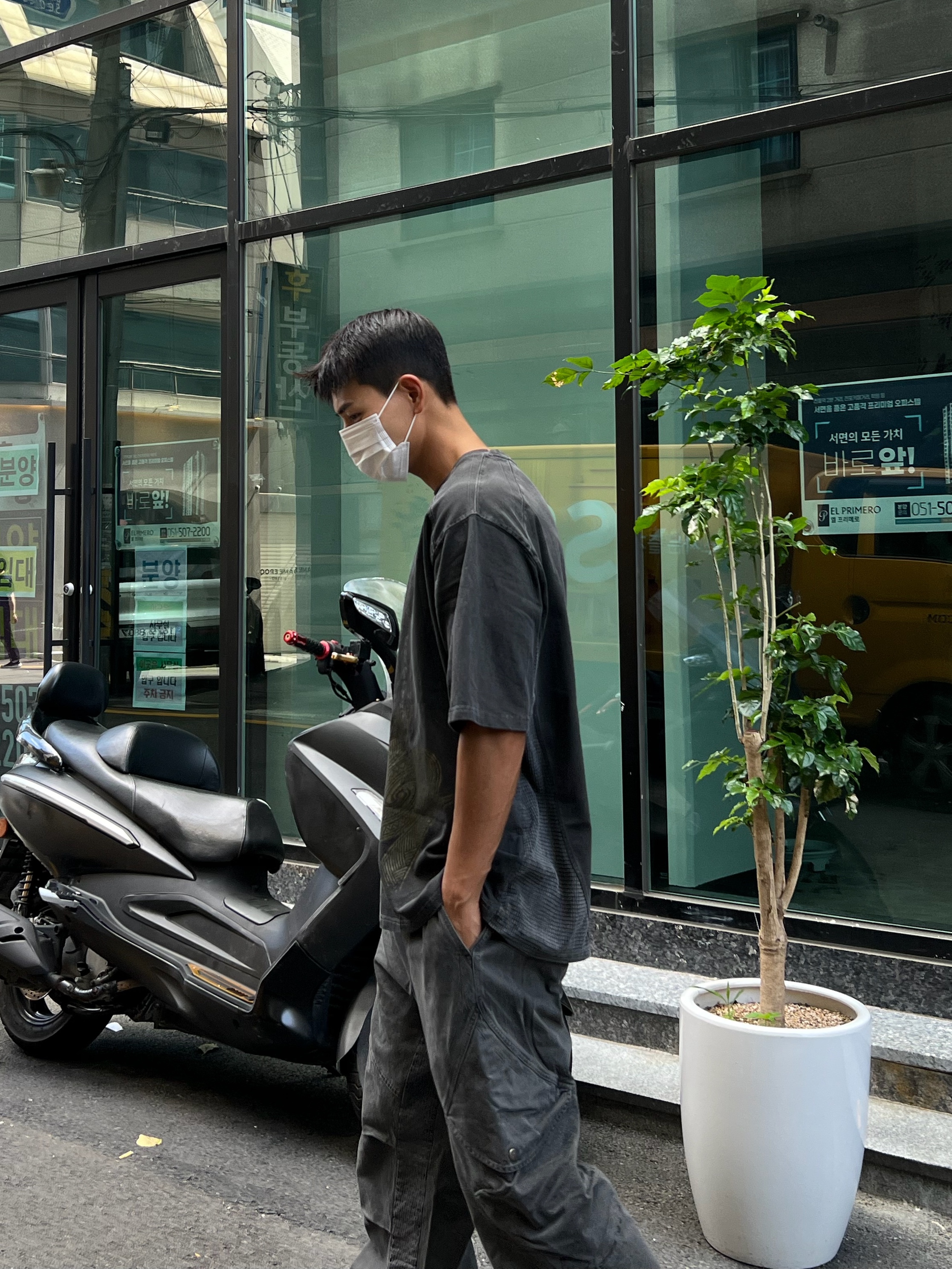 Ignota Core:5 Washed Cargo Pants Charcoal, Ignota Core:5 Nexio Short Sleeve T-Shirt Charcoal 착용 스타일 - 2