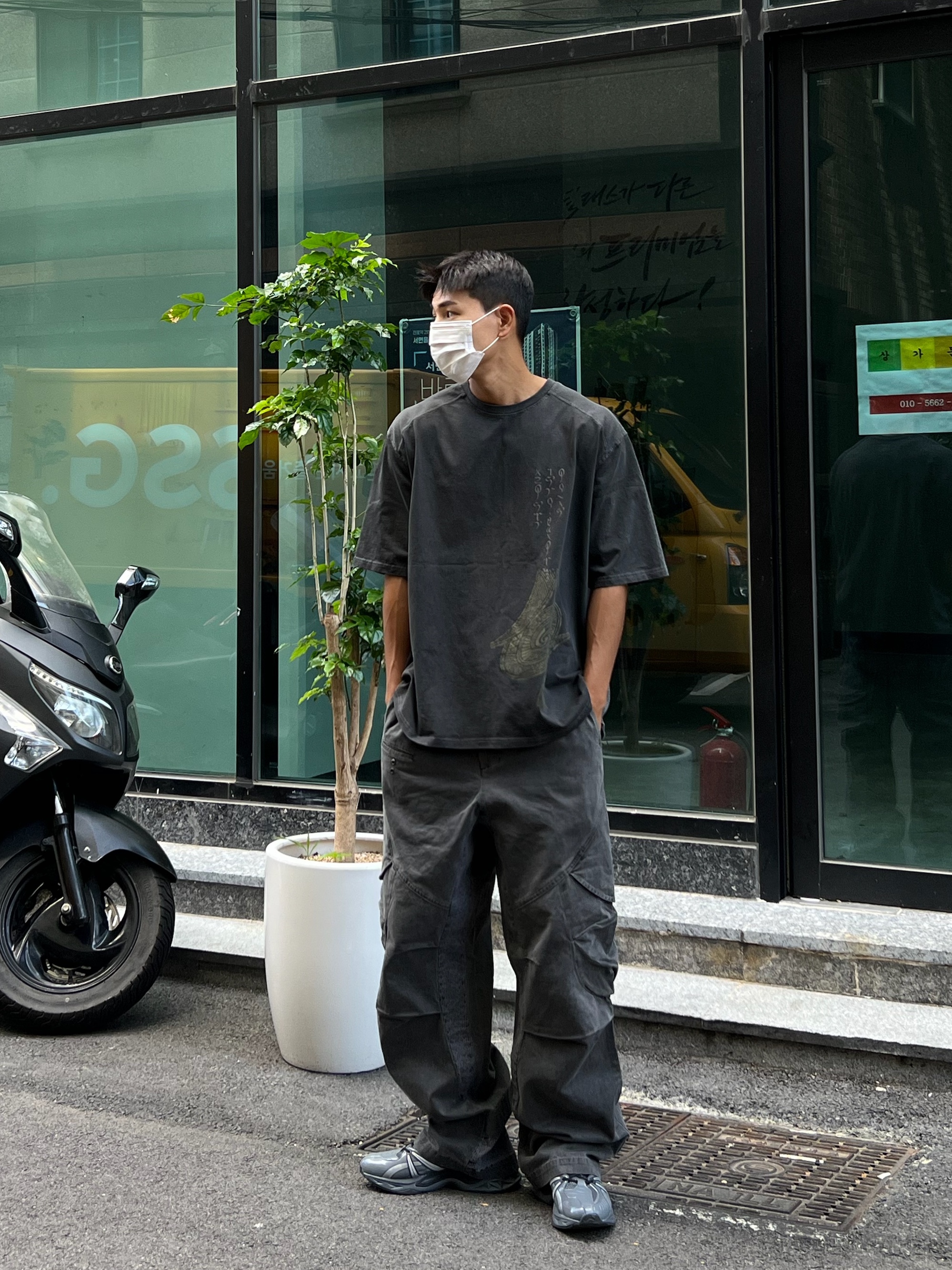 Ignota Core:5 Washed Cargo Pants Charcoal, Ignota Core:5 Nexio Short Sleeve T-Shirt Charcoal 착용 스타일 - 1