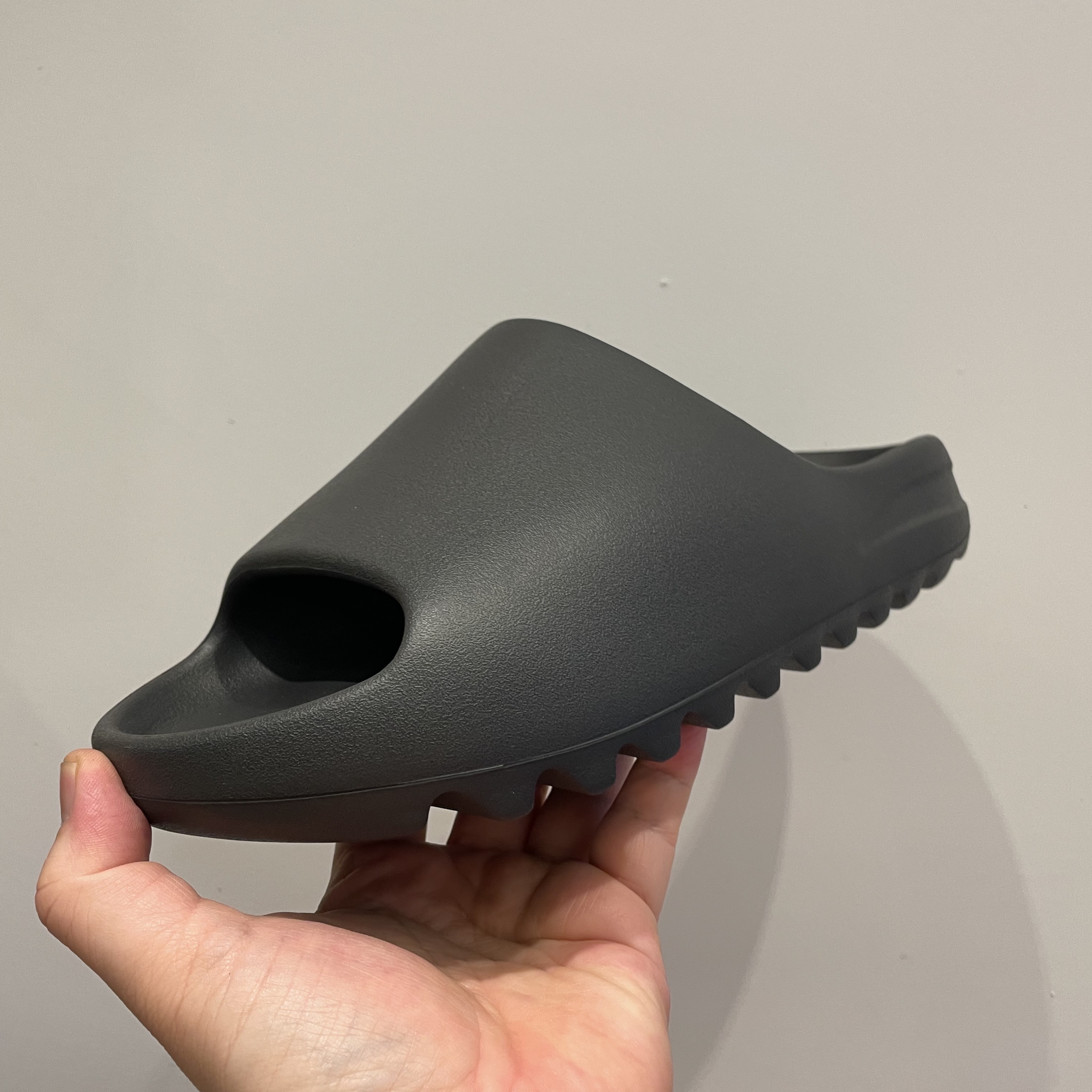 Adidas Yeezy Slide Onyx 착용 스타일 - 3