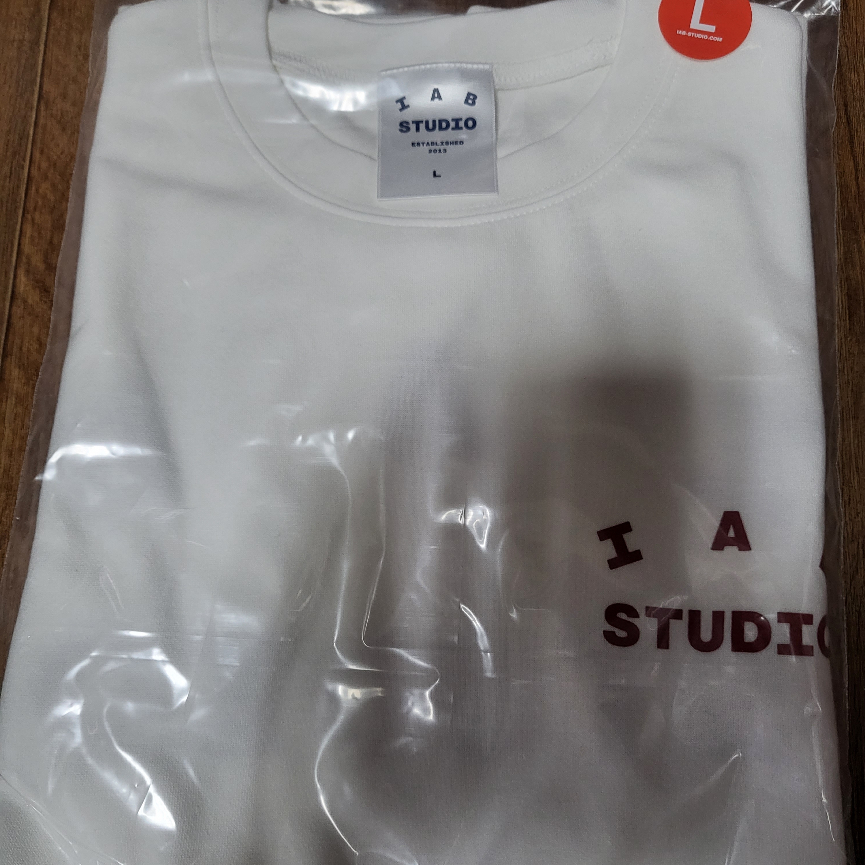 IAB Studio T-Shirt White Burgundy 착용 스타일