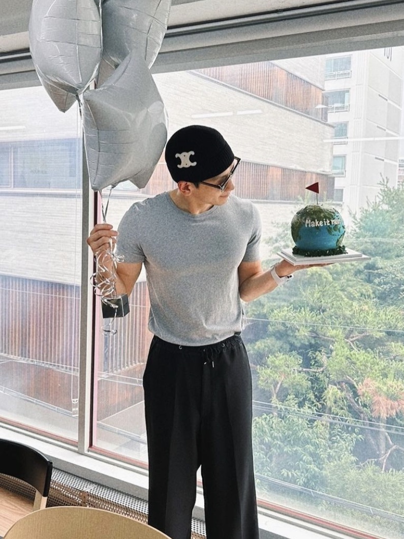 (W) Celine Triomphe Cloche Hat in Seamless Cashmere Black 착용 스타일 - 1