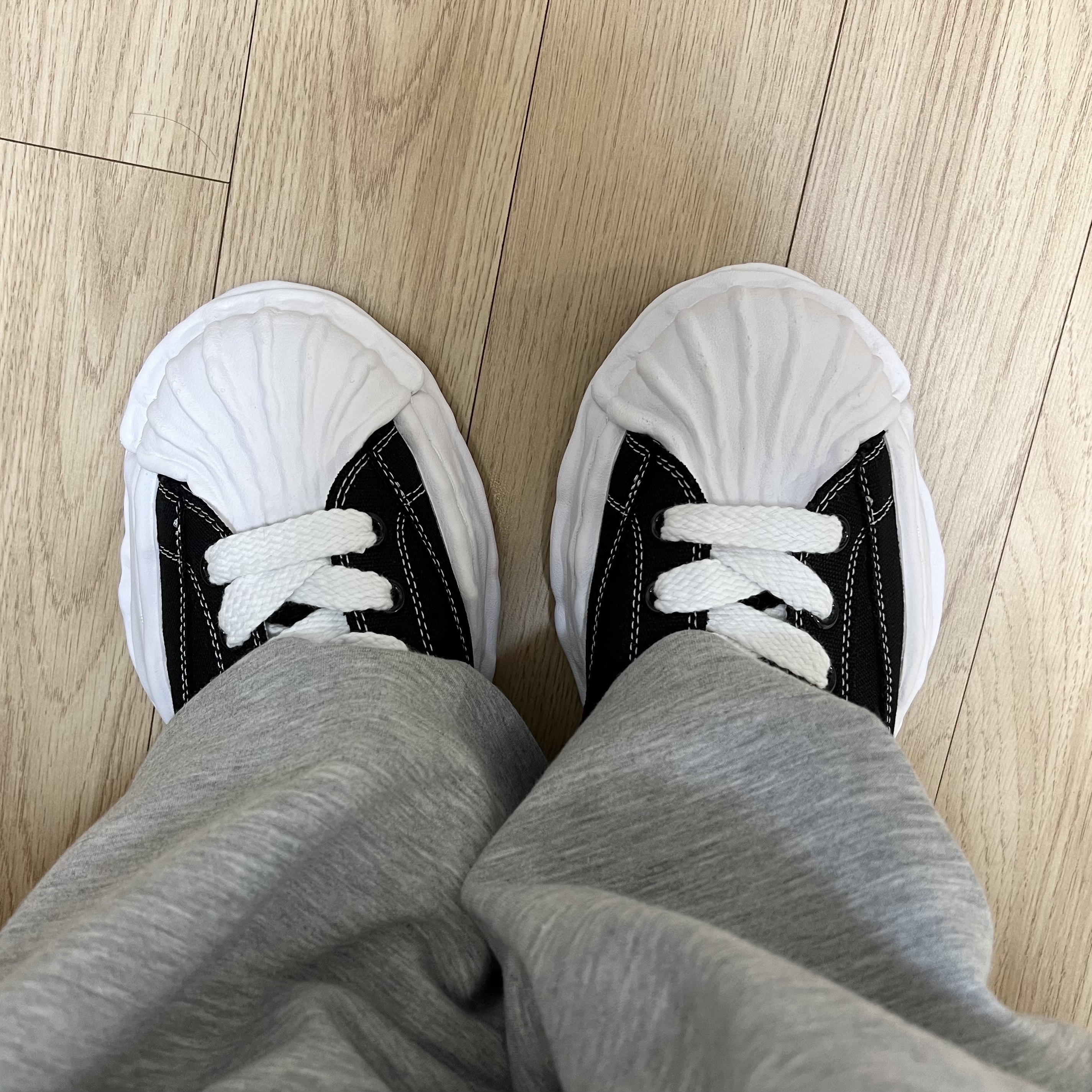 Maison Mihara Yasuhiro Blakey OG Sole Canvas Low-top Sneakers Black White 착용 스타일 - 2