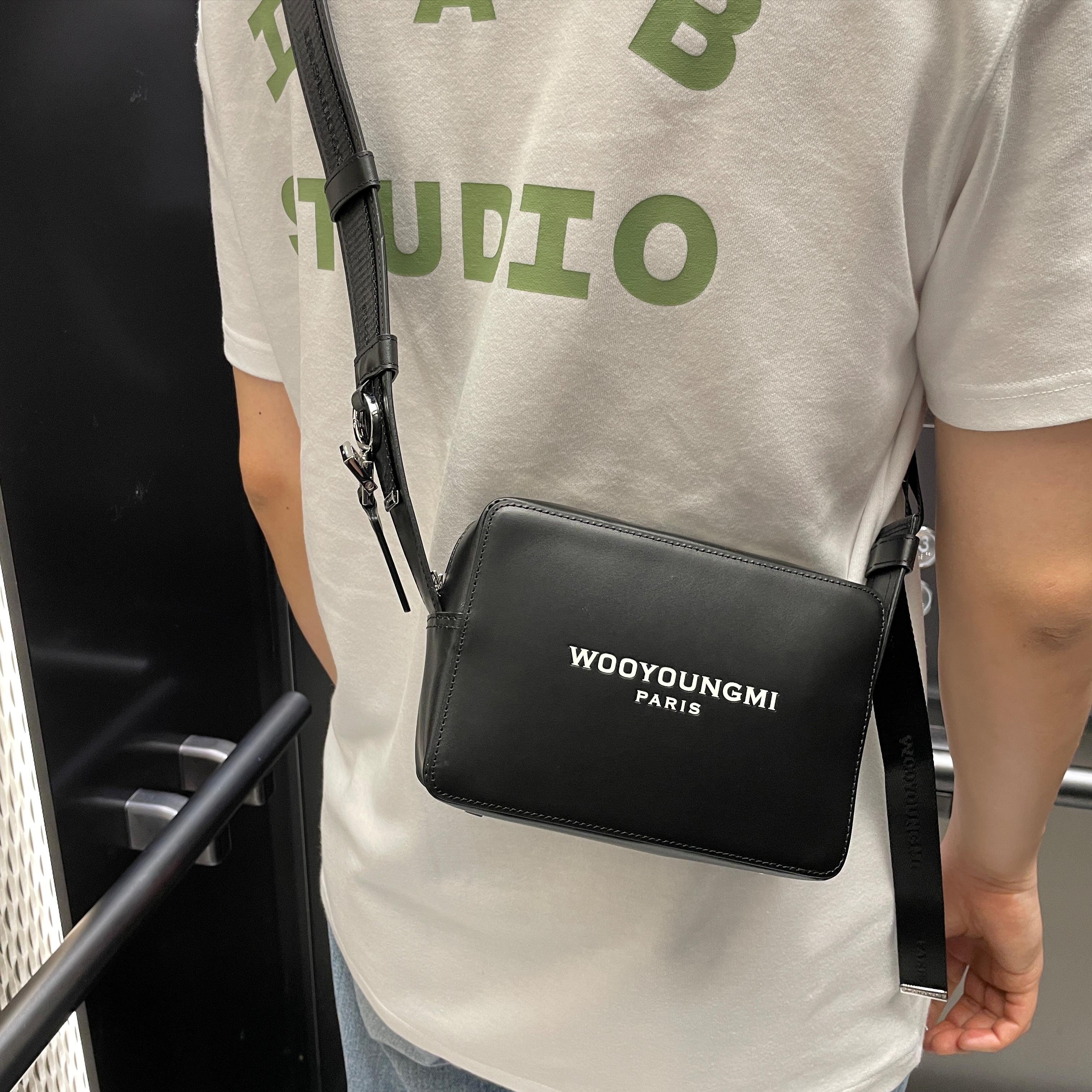 Wooyoungmi Square Mini Bag Black, IAB Studio T-Shirt White Light Green 착용 스타일