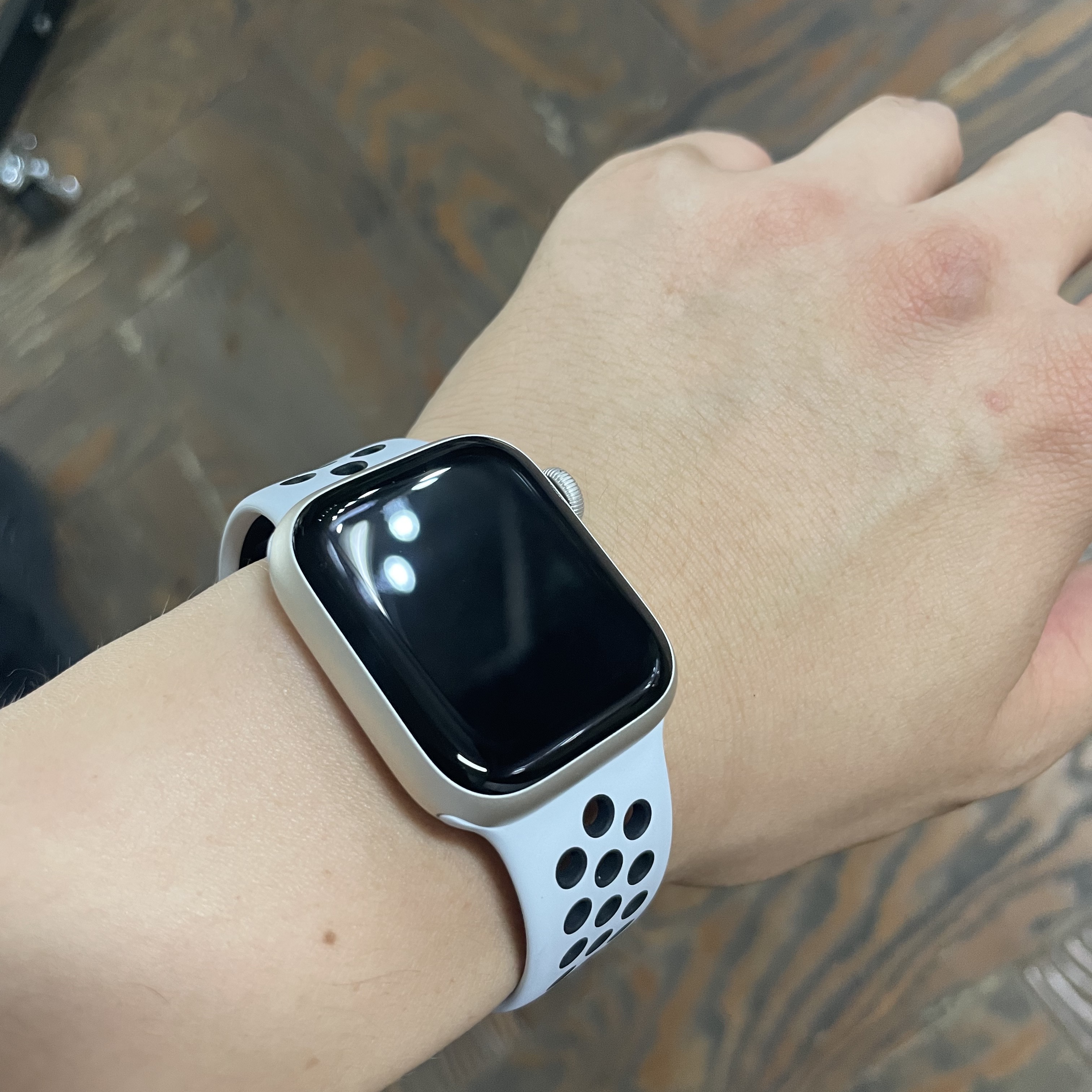 Apple Watch Nike Series 7 41mm GPS Starlight Aluminum Case with Nike Sport Band Pure Platinum Black (Korean Ver.) 착용 스타일