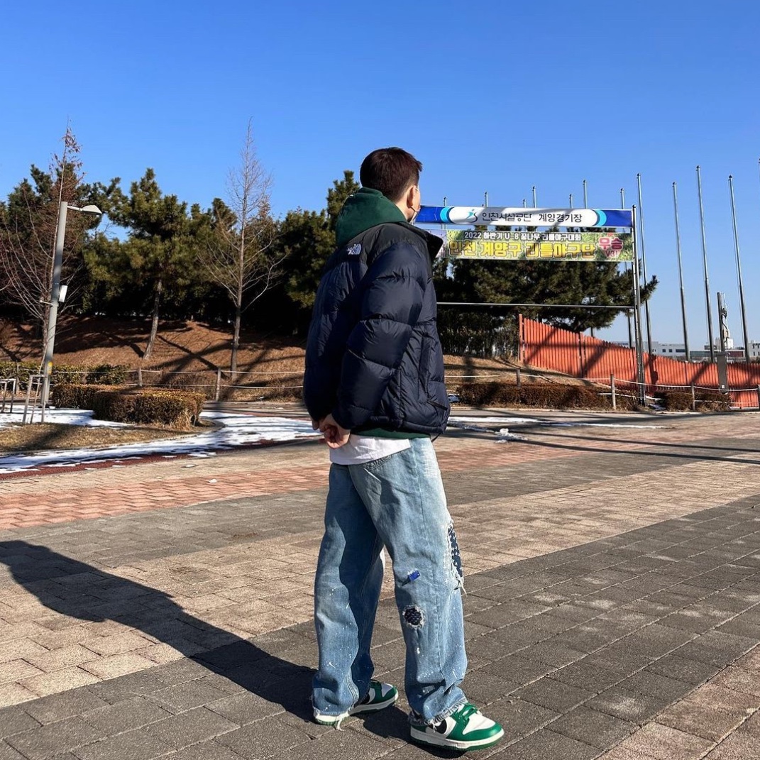 Zara x Ader Error Patchwork Jeans Blue, Nike Dunk Low Retro SE Jackpot Malachite 착용 스타일 - 2
