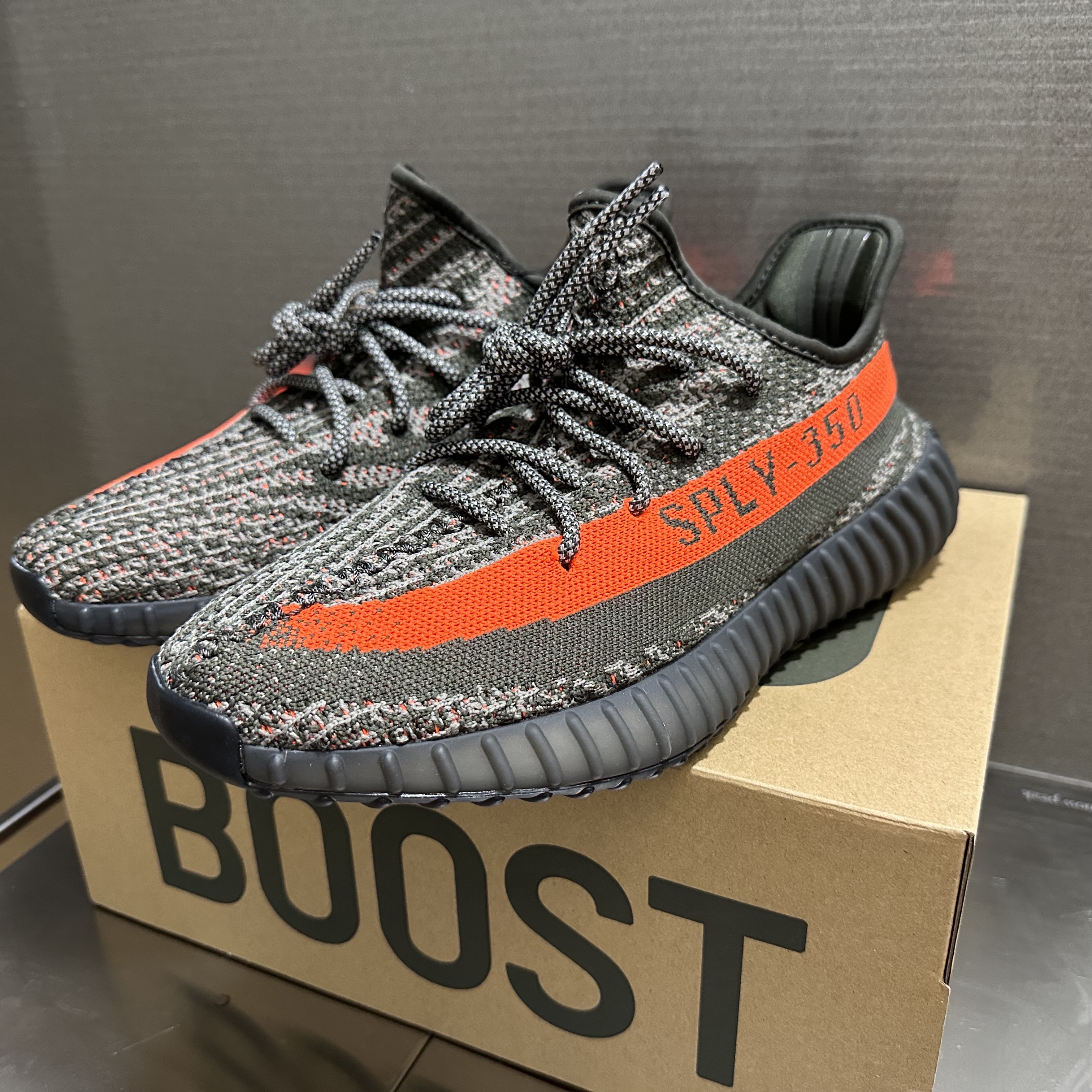 Adidas Yeezy Boost 350 V2 Carbon Beluga 착용 스타일