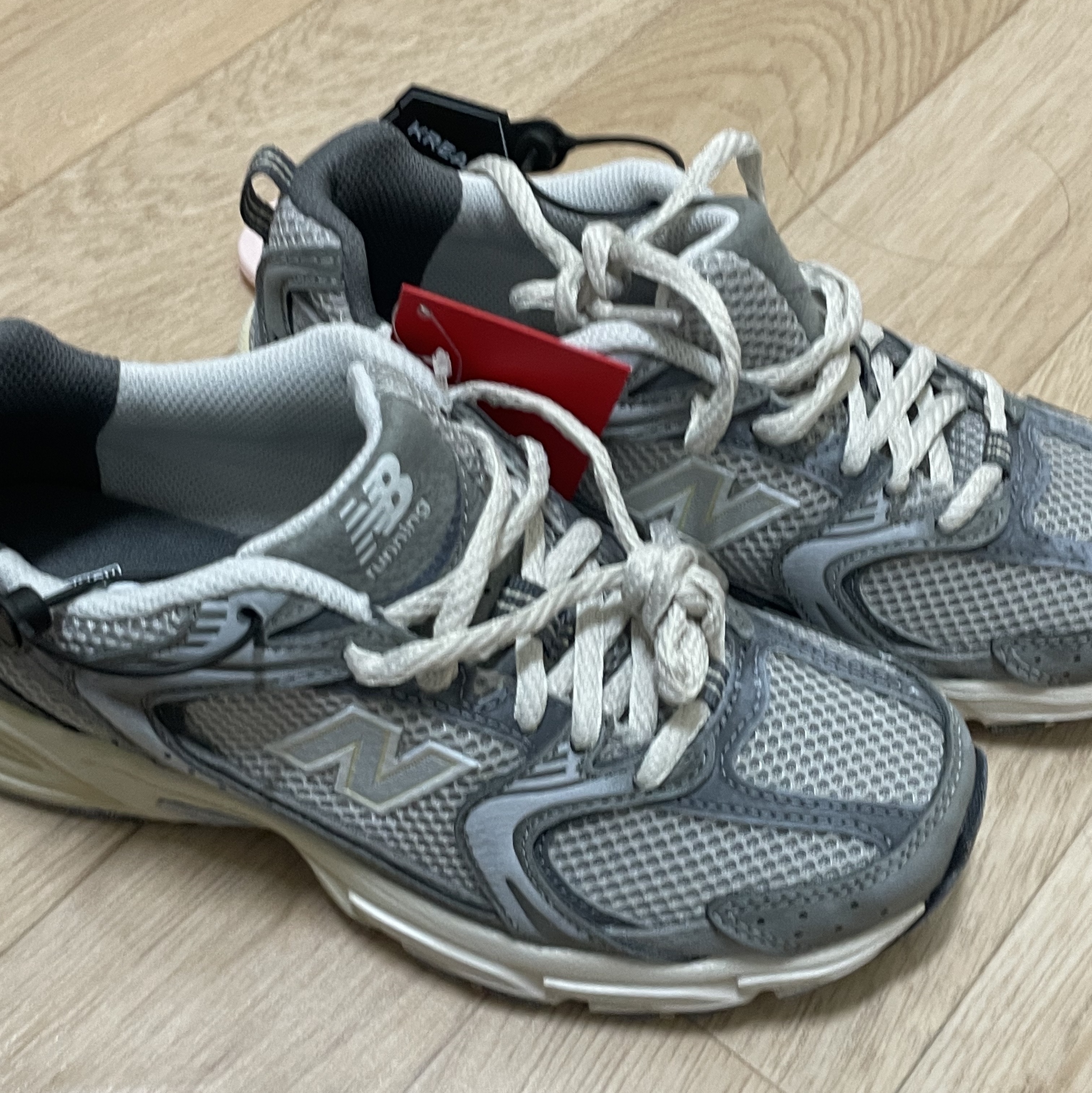 New Balance 530 Premium Vintage Grey Matter 착용 스타일