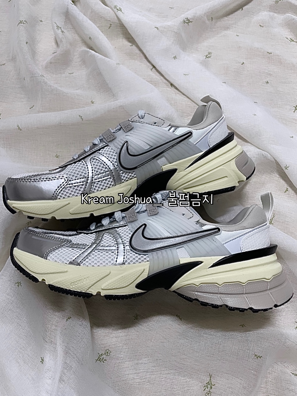 Nike V2K Run Summit White Metallic Silver 착용 스타일 - 1