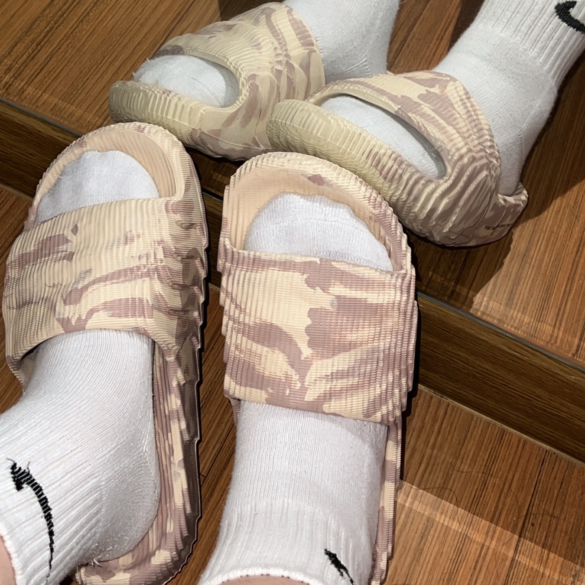 Adidas Adilette 22 Sand Strata 착용 스타일