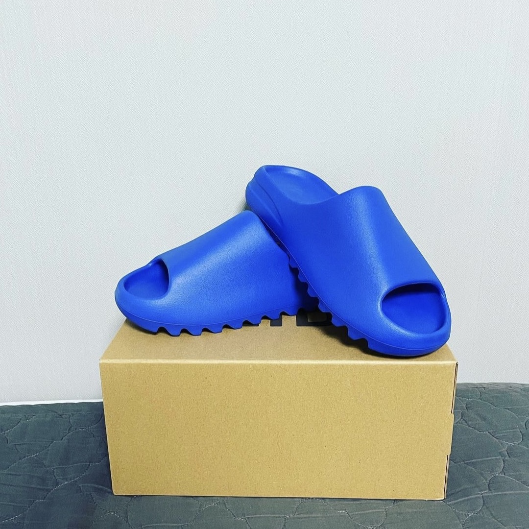 Adidas Yeezy Slide Azure 착용 스타일