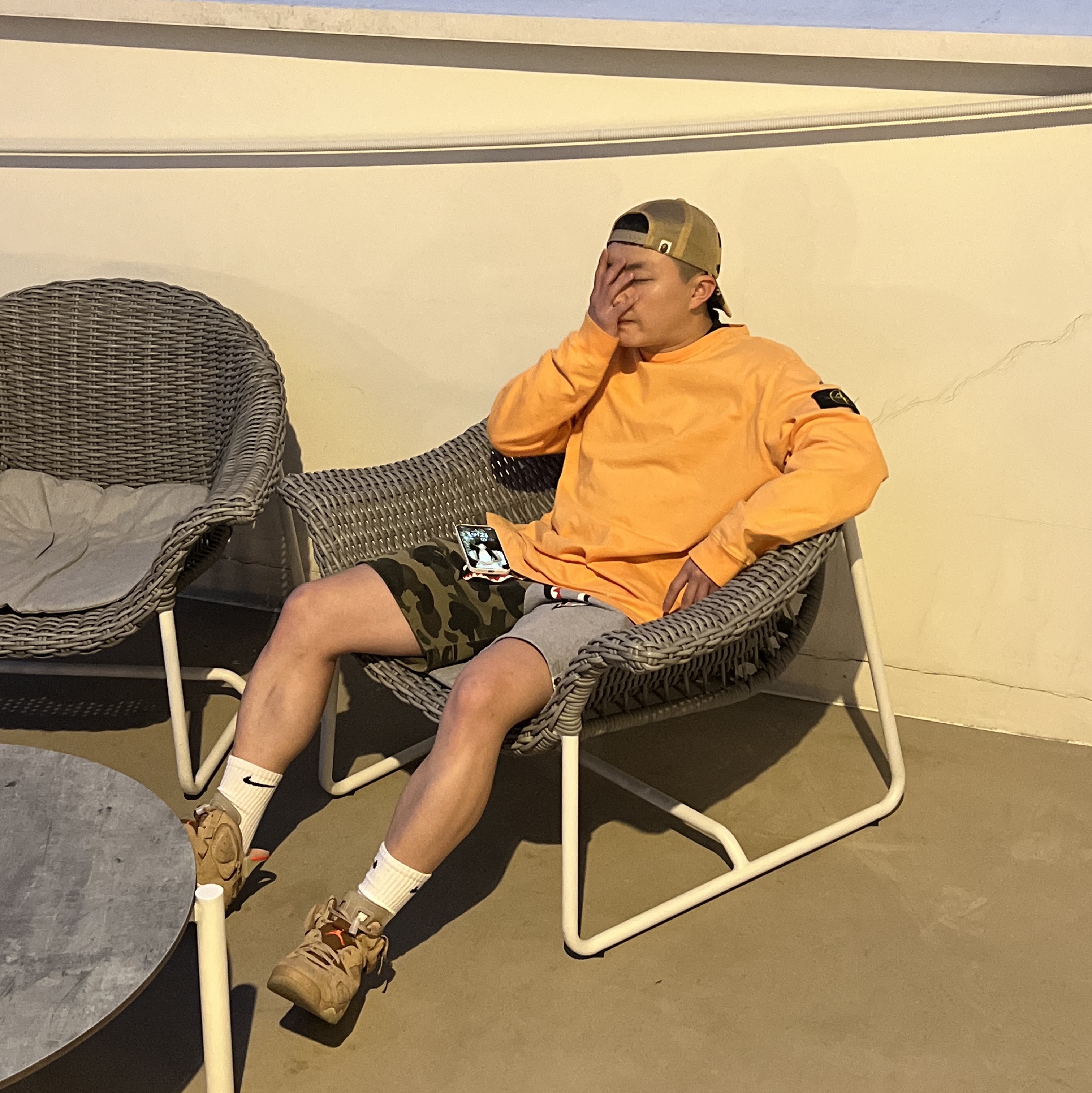 Jordan 6 x Travis Scott Retro SP British Khaki, Stussy x BAPE Trucker Cap Yellow 착용 스타일