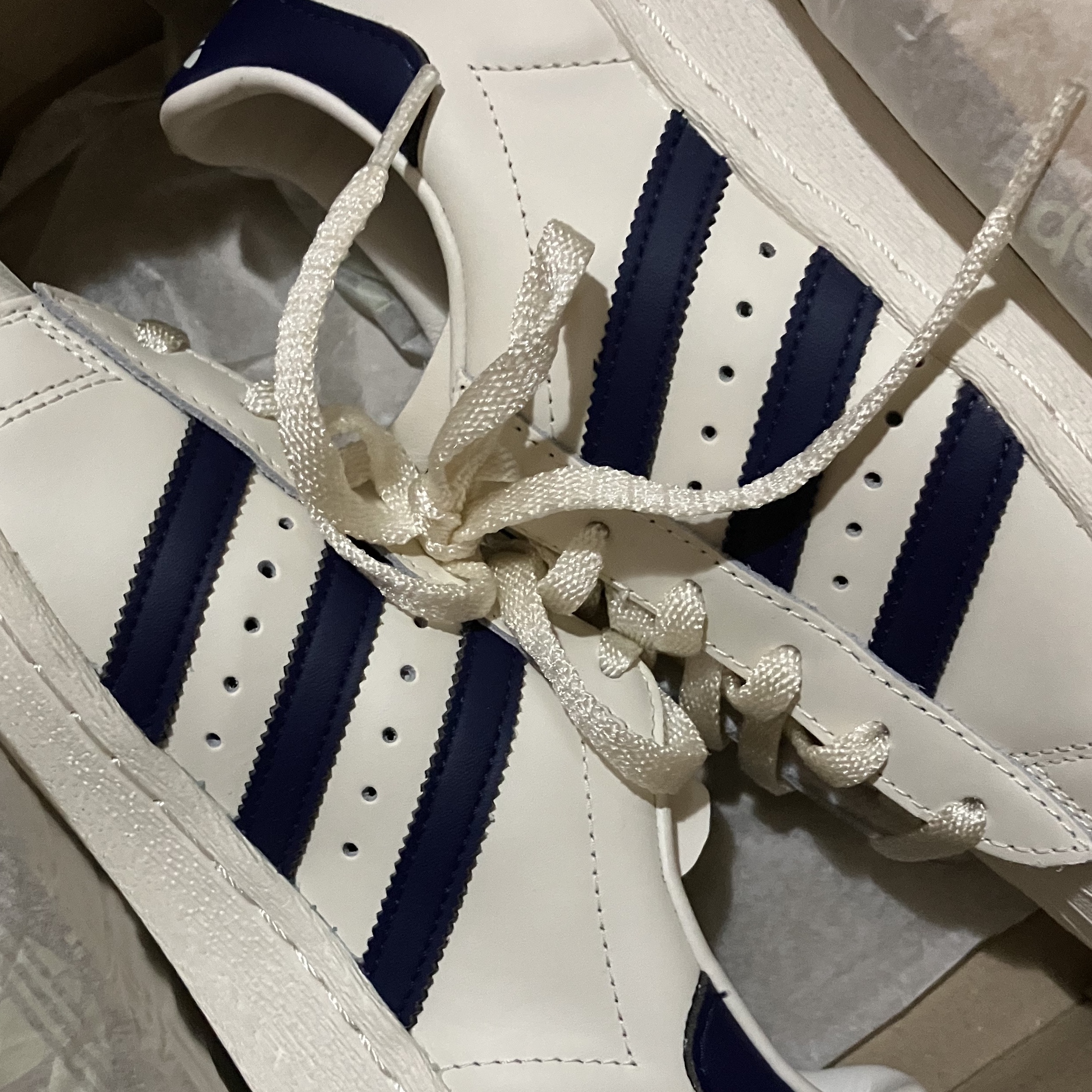 Adidas Superstar 82 White Dark Blue 착용 스타일