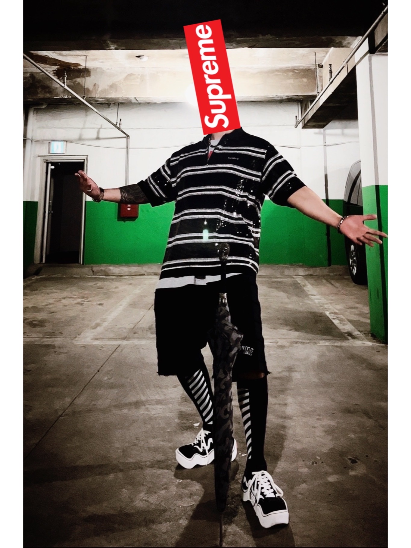 Supreme Pigment Canvas S Logo 6-Panel Black - 23SS, Supreme Sequin Stripe Zip Polo Black - 23SS 착용 스타일 - 1