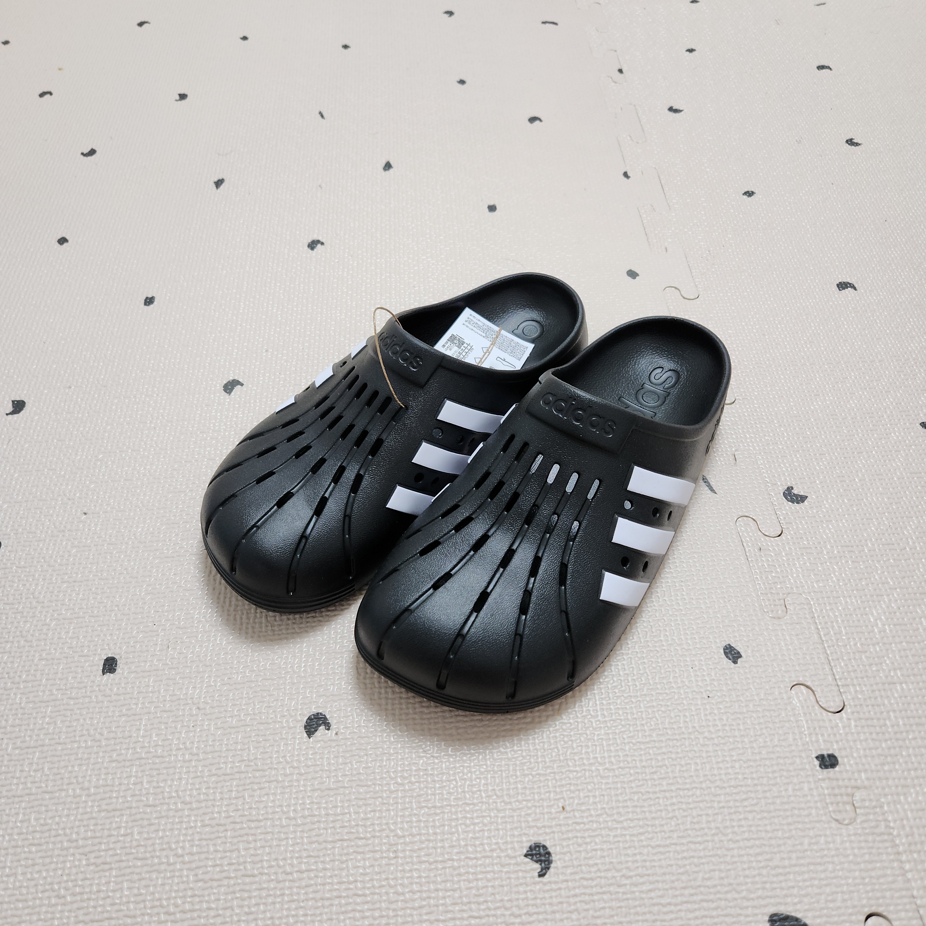 Adidas Adilette Clog Black White 착용 스타일 - 1