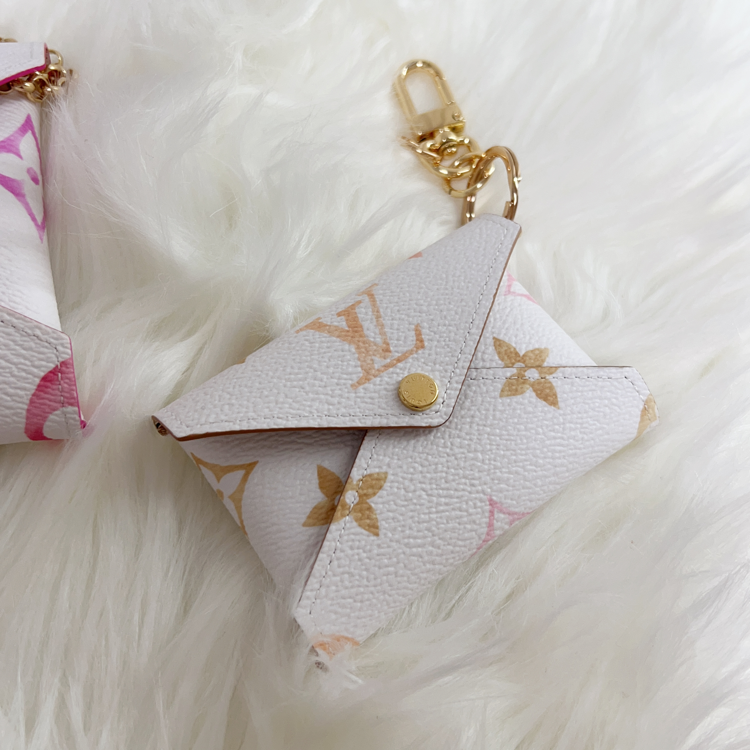 Louis Vuitton Kirigami Pochette Blue Pink Beige, Louis Vuitton Kirigami Pouch Bag Charm & Key Holder Monogram 착용 스타일 - 2