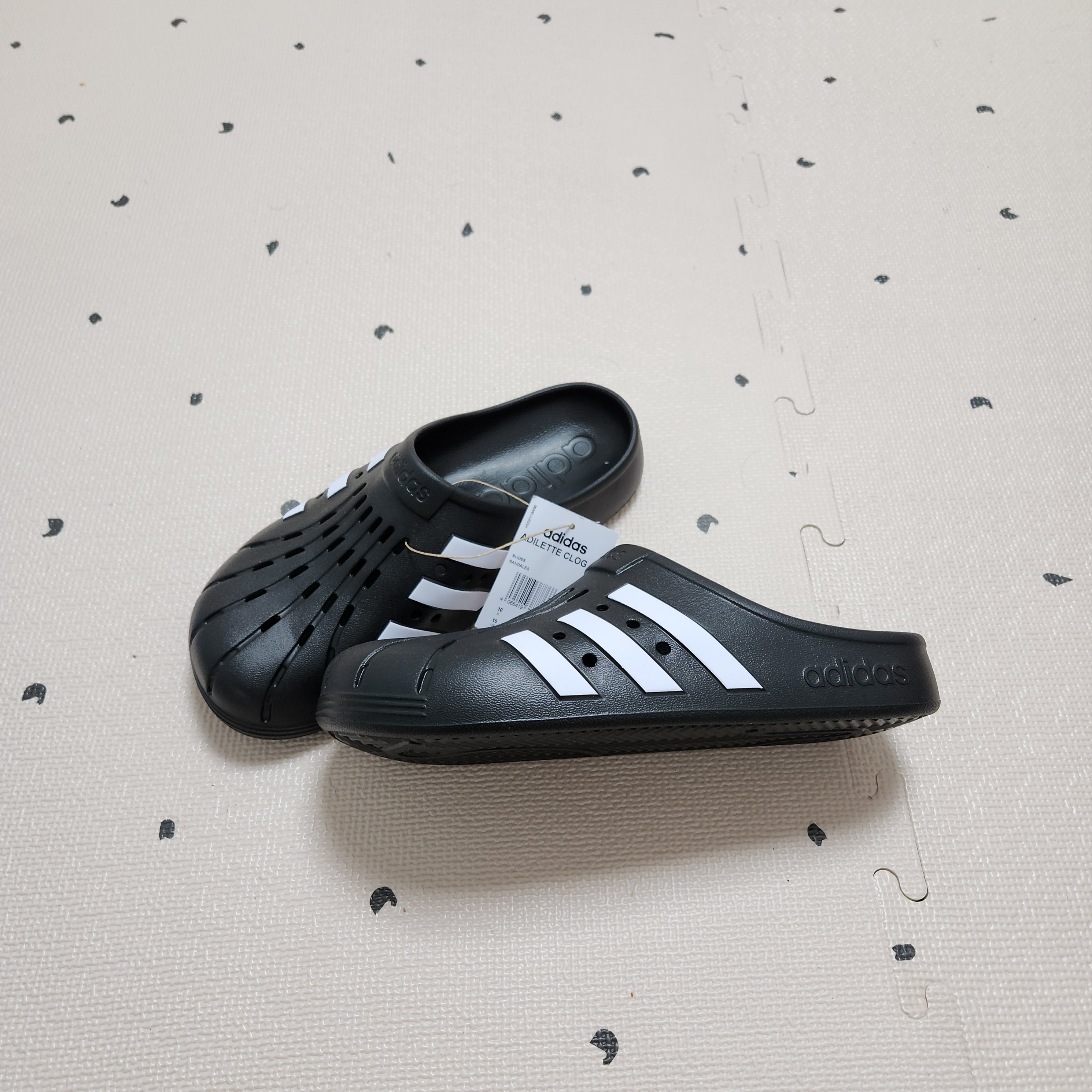 Adidas Adilette Clog Black White 착용 스타일 - 2
