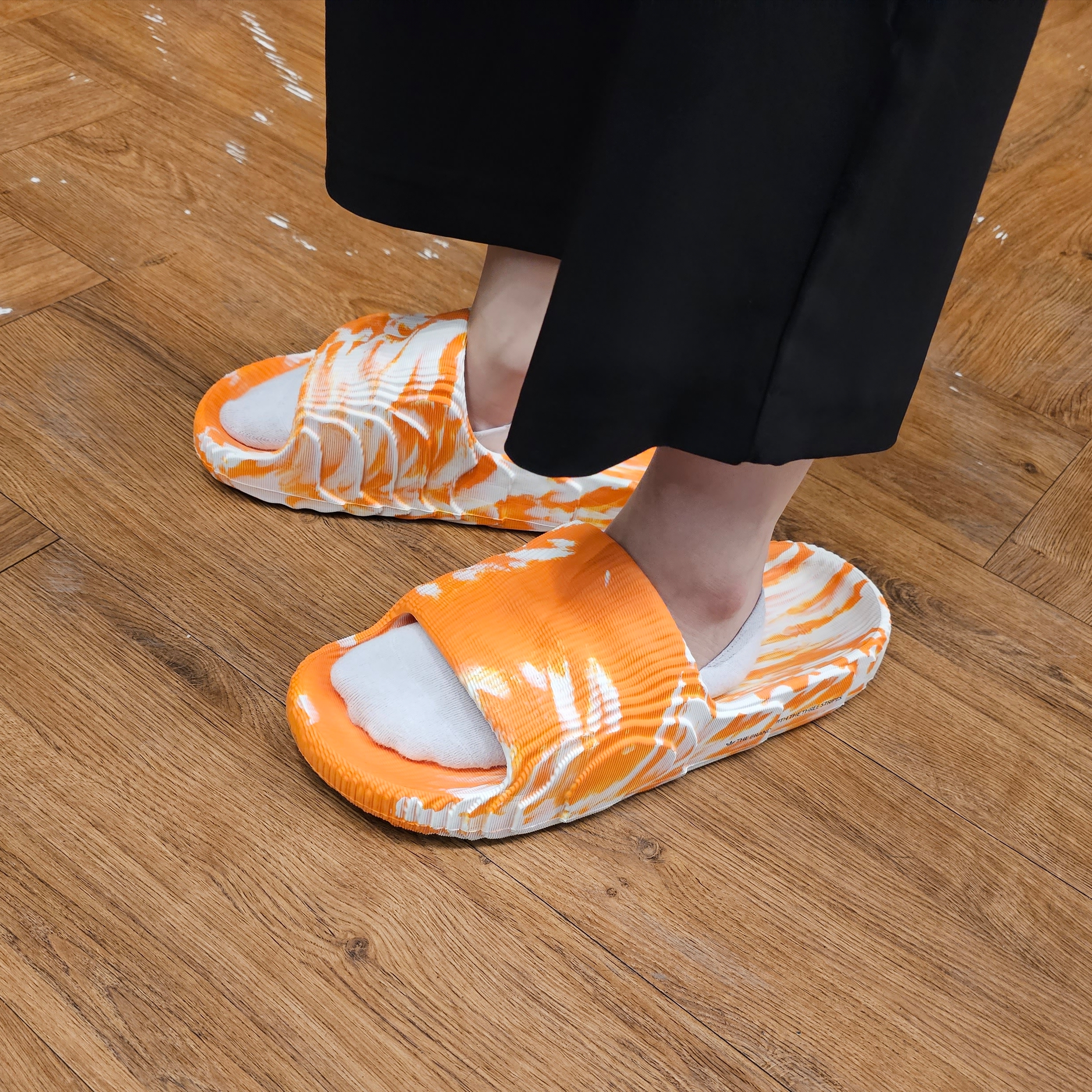 Adidas Adilette 22 Bright Orange 착용 스타일