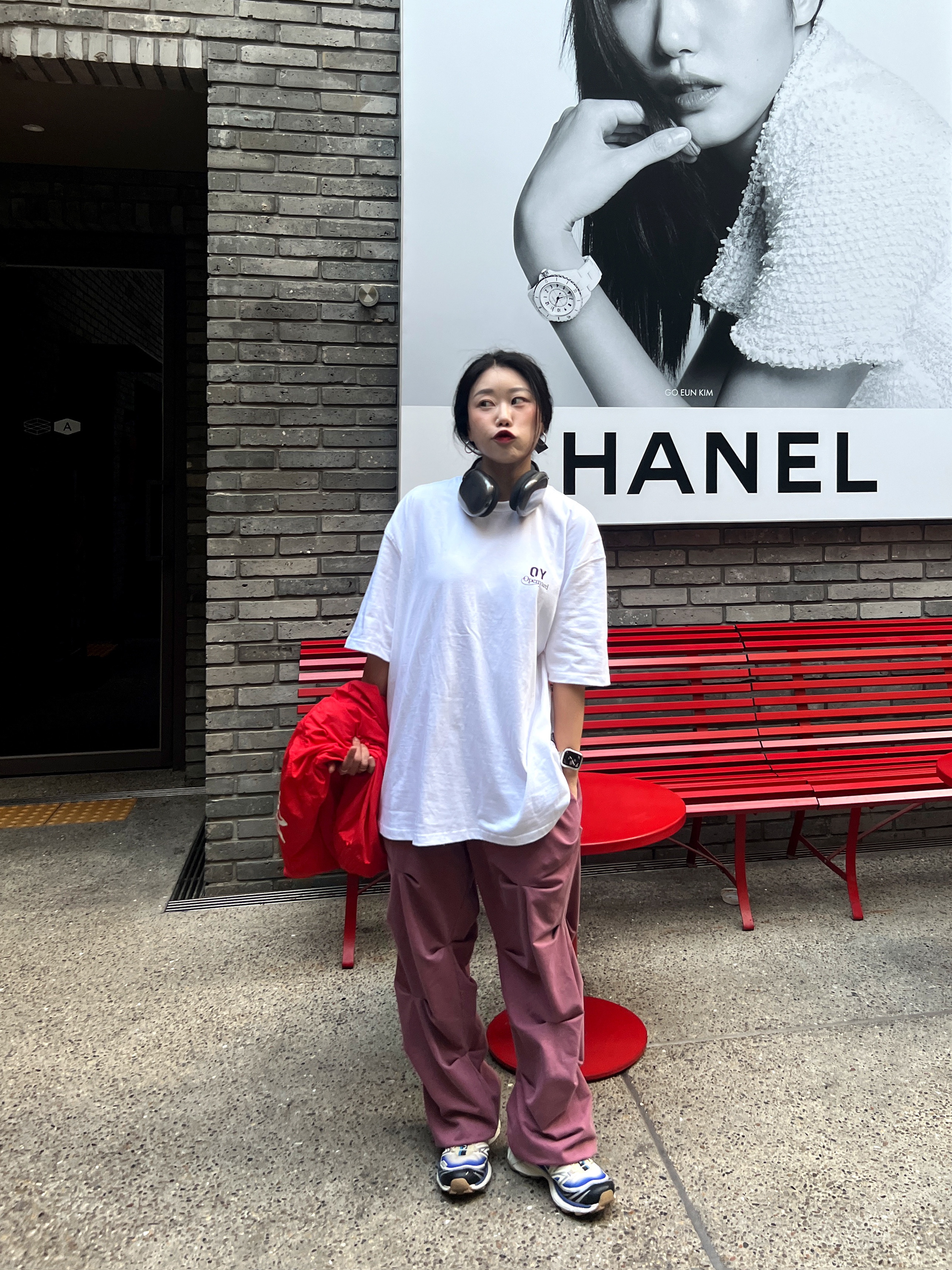 Nike x Stussy Windrunner Jacket Habanero Red, Salomon XT-6 Skyline Bleached Sand Dazzling Blue 착용 스타일 - 2