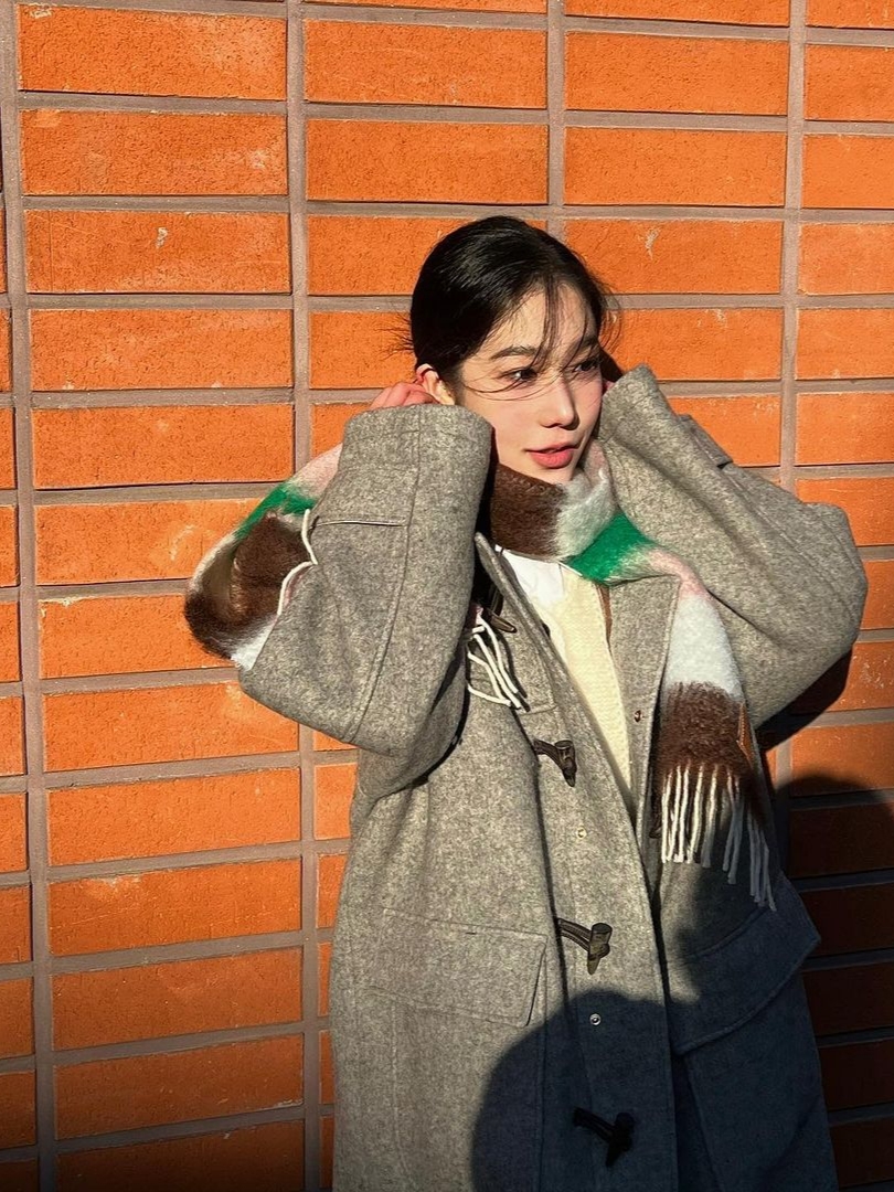Loewe Mohair Stripe Muffler Brown Light Blue, Loewe Stripe Muffler in Mohair Dark Blue Multicolor 착용 스타일