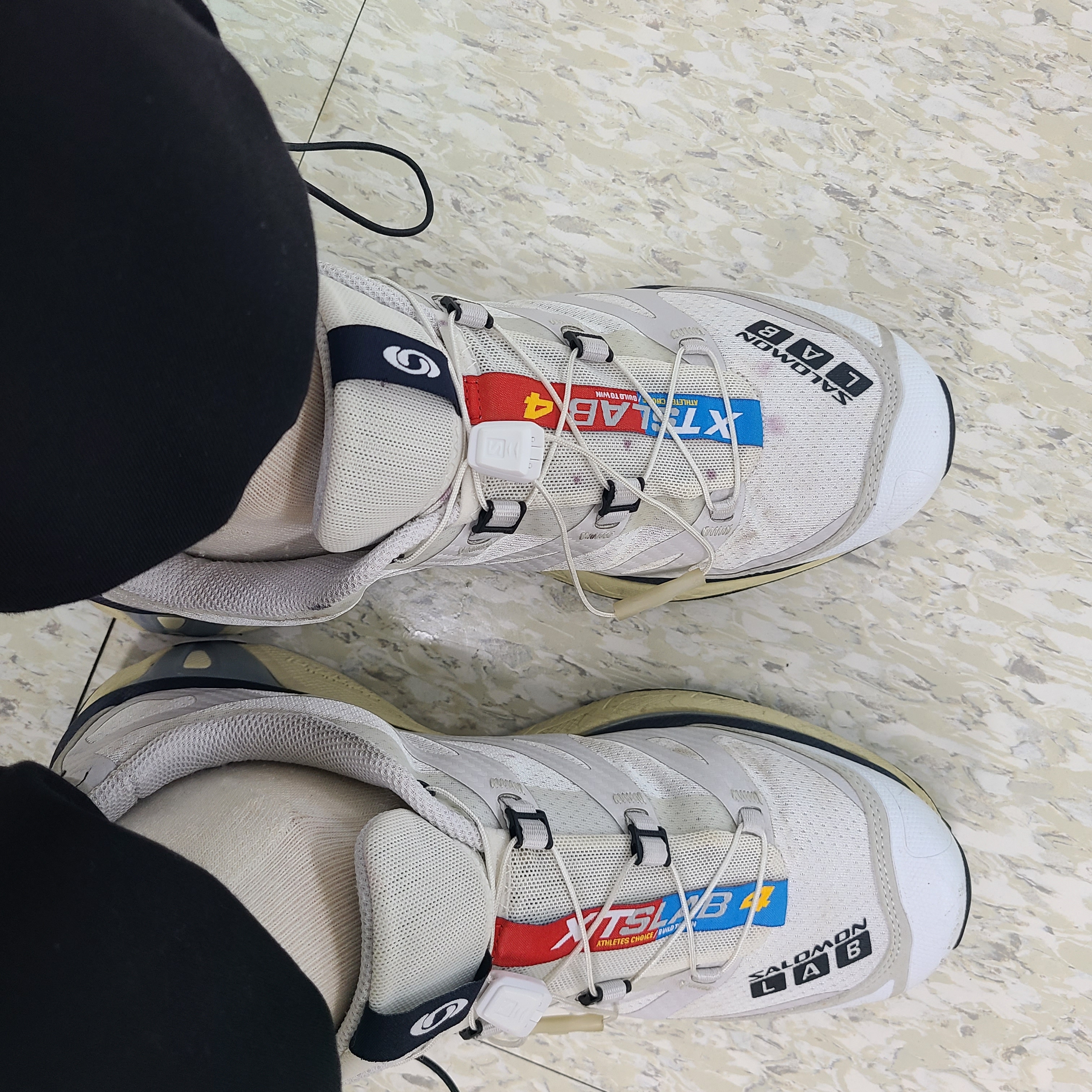 Salomon XT-4 White Lunar Rock 착용 스타일 - 2