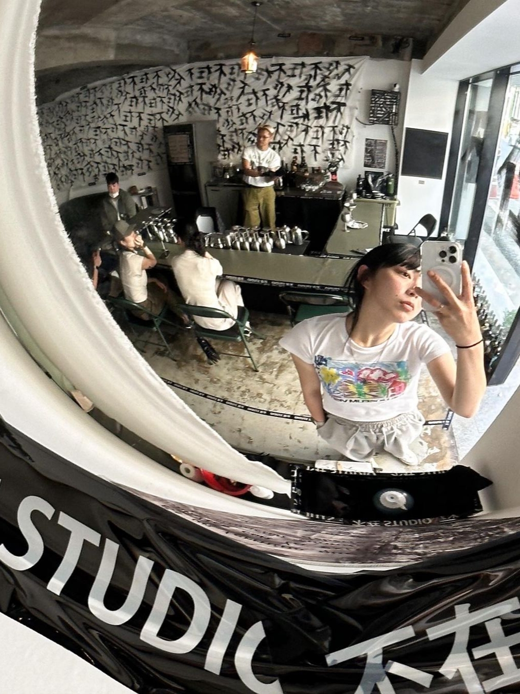 The Museum Visitor Women Crayon Art Printed T-Shirts White 착용 스타일 - 1