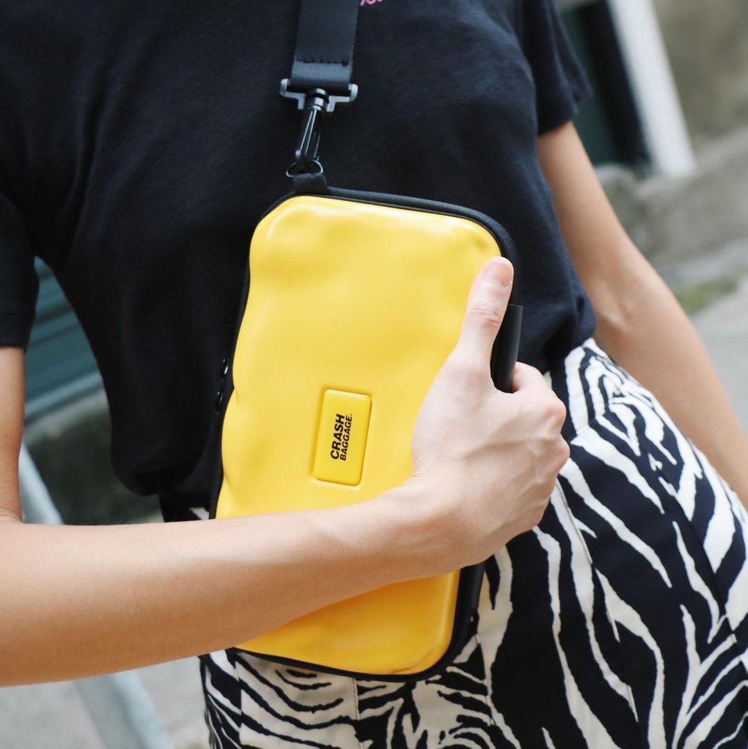 CRASH BAGGAGE Mini Icon Yellow, CRASH BAGGAGE Mini Icon Fucsia 착용 스타일