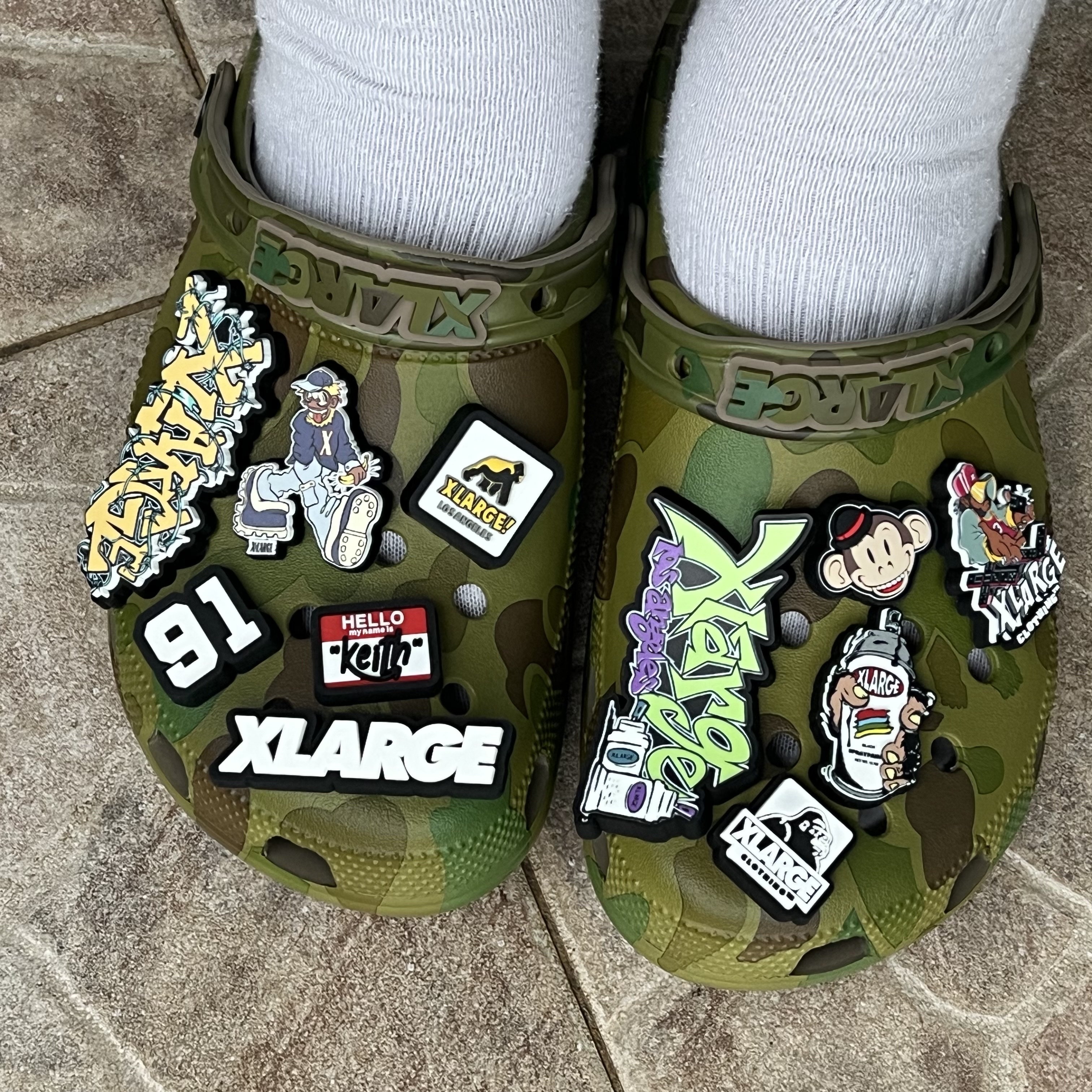 Crocs x XLarge Classic Clog Camo 착용 스타일