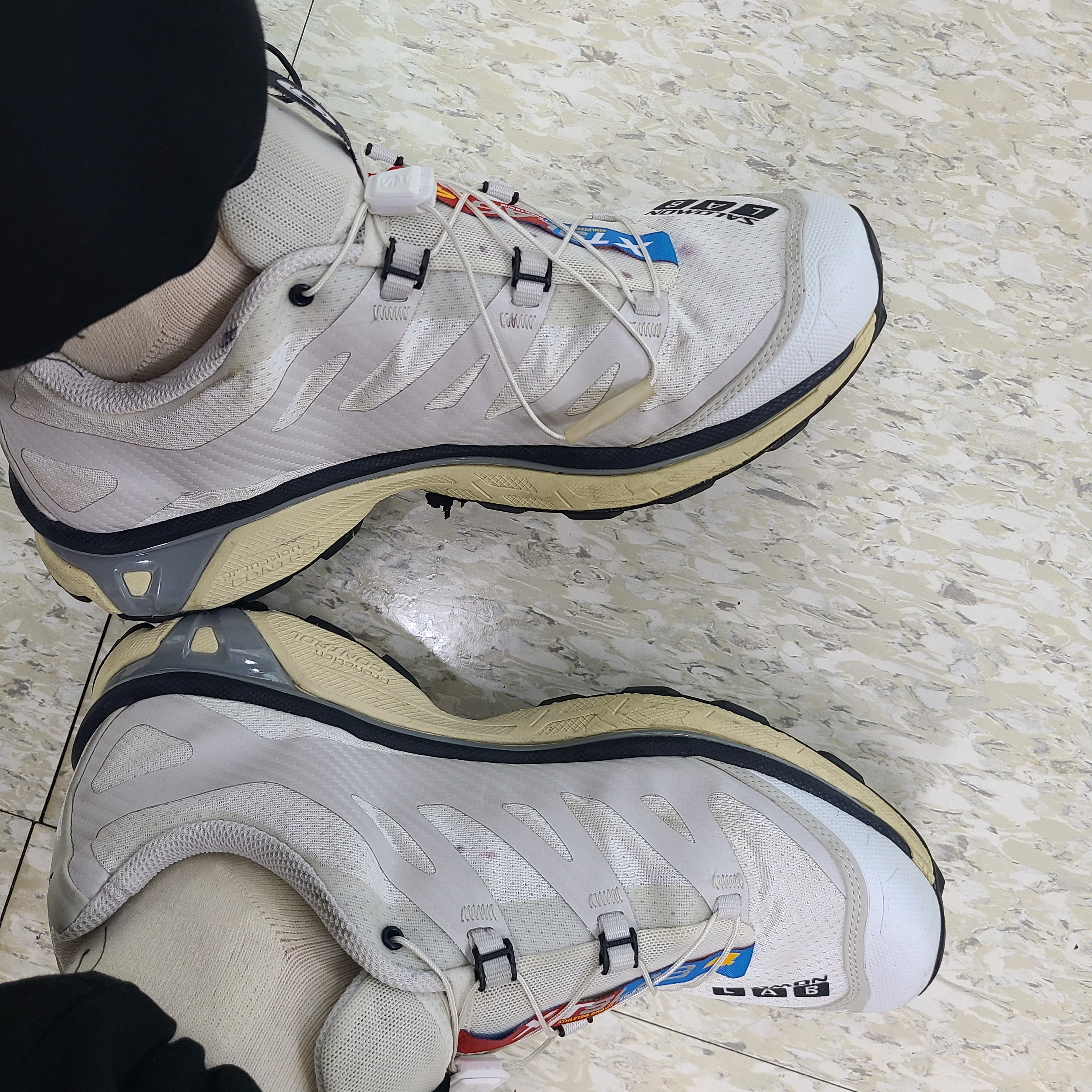 Salomon XT-4 White Lunar Rock 착용 스타일 - 1