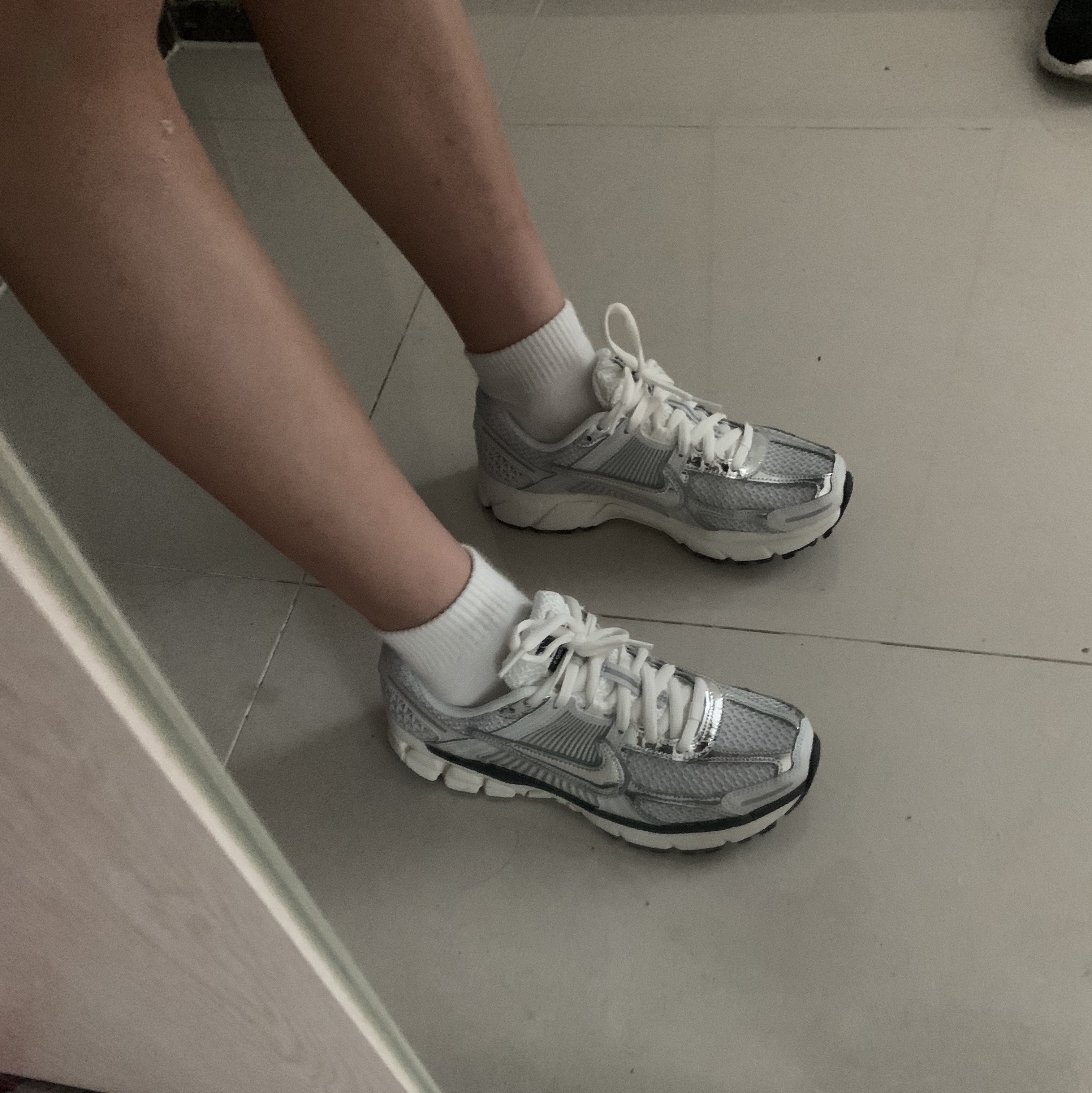 (W) Nike Zoom Vomero 5 Photon Dust and Metallic Silver 착용 스타일 - 3
