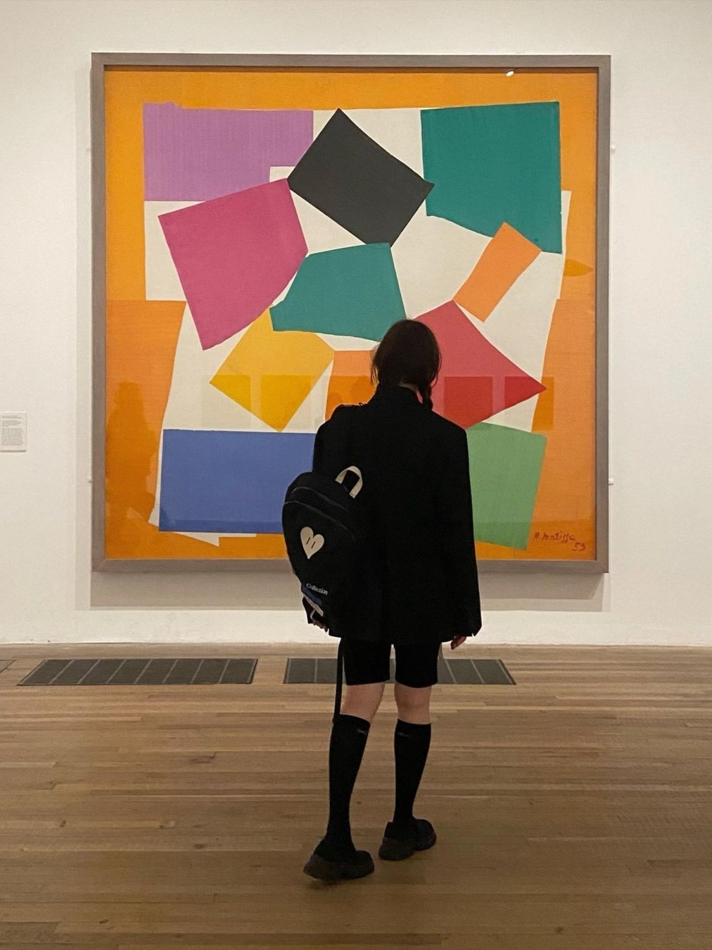 The Museum Visitor Damaged Archive Applique Backpack 착용 스타일