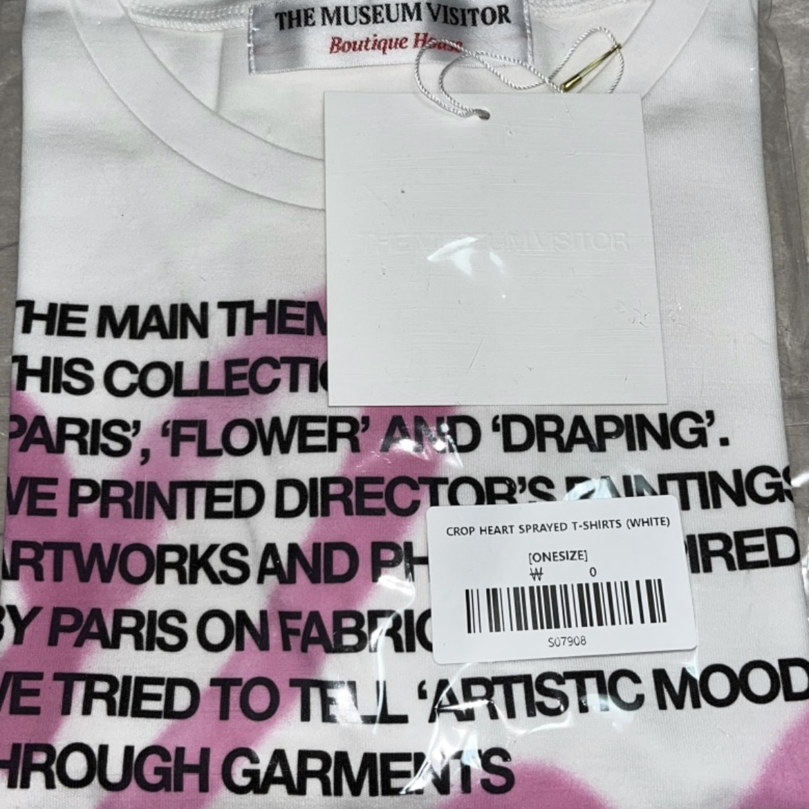The Museum Visitor Crop Heart Sprayed T-Shirt White 착용 스타일